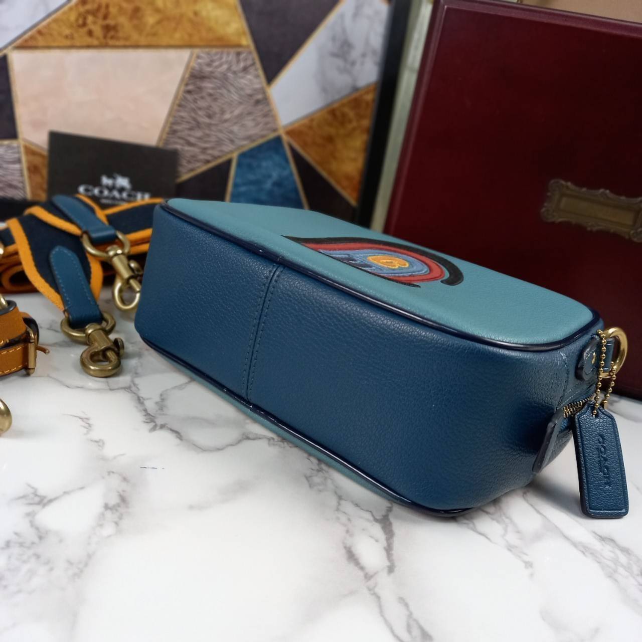 OUTLET 】COACH Camera Bag In Colorblock With Coach Patch (COACH F79278) 🍁หายากมากๆแล้วรุ่นนี้**จะถือ หรือสะพาย ได้ตามใจสั่ง //วัสดุหนังแท้เต็มใบ คุณภาพหนังดีมากๆ ปักโลโกตัวC ด้านหน้า ดูดีแบบไม่ซ้ำใคร //มาพร้อมสายสะพาย 2 สาย >>สายหนัง และสายสป