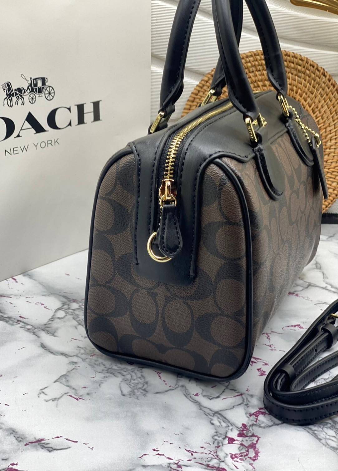 หมอน 9” COACH MINI BENNETT SATCHEL CROSSBODY BAG พร้อมส่ง ทรงฮิตของสาวๆค่ะ!! กระเป๋าถือ//สะพายข้าง จาก coach factory ทรงหมอน วัสดุลายหนังสวย หนังป่องยวบคืนตัวได้ดีมากๆค่ะ ด้านหน้าห้อยพวงแบรนด์ พร้อมมีโลโก้แบรนด์ เปิดปิดกระเป๋าด้วยซิป ภายในกว้าง ใส่กระเป๋า