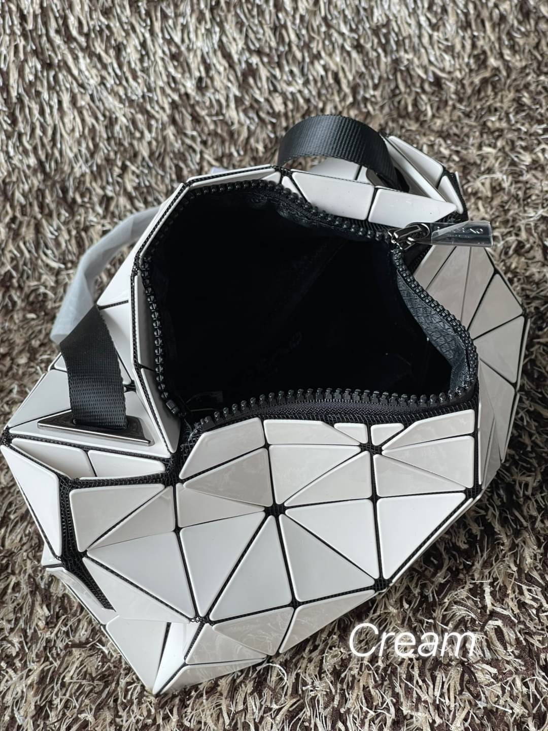 BAOBAO Issey Miyake CARTON GLOSS SHOULDER BAG มาในไซส์ขนาดกะทัดรัด โดดเด่นด้วยดีไซน์อันเป็นเอกลักษณ์ของแบรนด์ ที่สำคัญน้ำหนักเบา