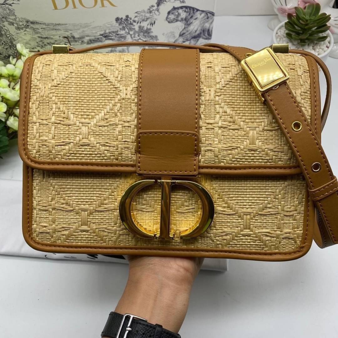 ORI 】DIOR 30 Montaigne Bag Natural Cannage Raffia พร้อมส่งที่ไทย ภาพสินค้าถ่ายจากงานขายจริง ใช้งานต่างประเทศได้ เอกลักษณ์ของความหรู น้ำหนักเบา ไอเท็มหายาก!! Best seller!! ยกให้น้องเลย!! ดีไซน์เรียบหรูในความเป็นเอกลักษณ์ ใช้งานง่าย สะดวก ได้ทุกโอกาส แนะนำเ