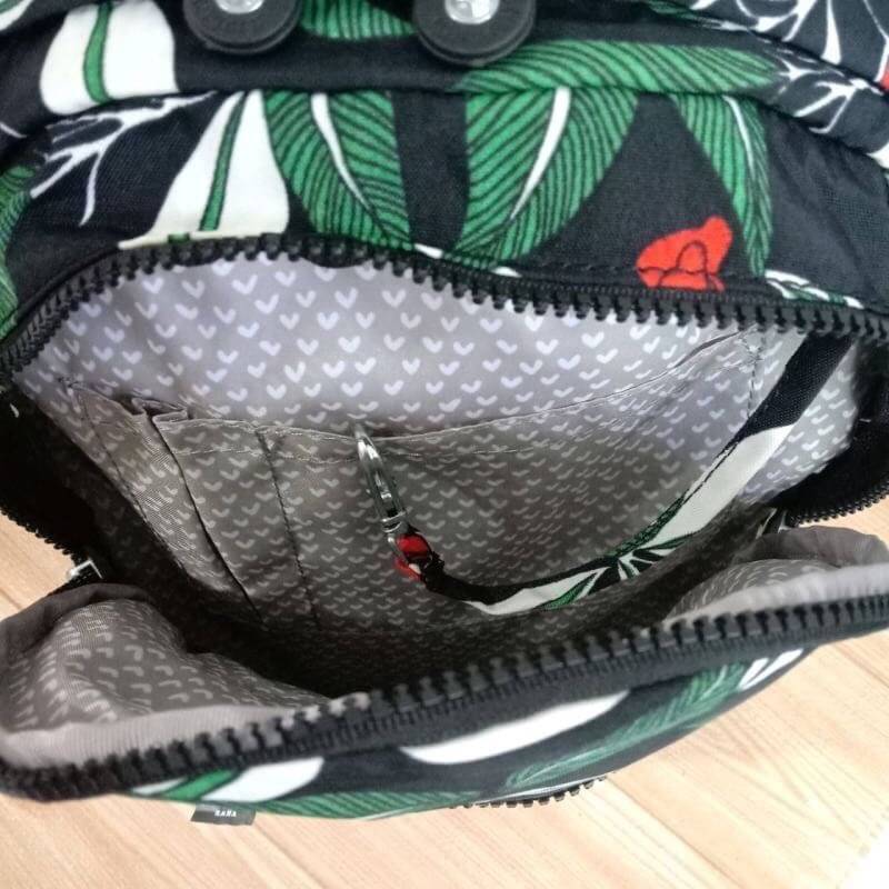 Kipling backpack size M 👍กระเป๋าคอลเลคชั่น Kipling 👍กระเป๋าเป้ ผ้าโพลีเอสเตอร์+ไนล่อน 👍มีหูหิ้วด้านบน 👍สายสะพายหลังปรับระดับได้ 👍มี3ซิปใส่ของ ช่องใหญ่ใส่โนตบุ๊คได้ 👍ด้านข้างมีกระเป๋าเล็กอีก2ข้าง ลายใหม่จาก K