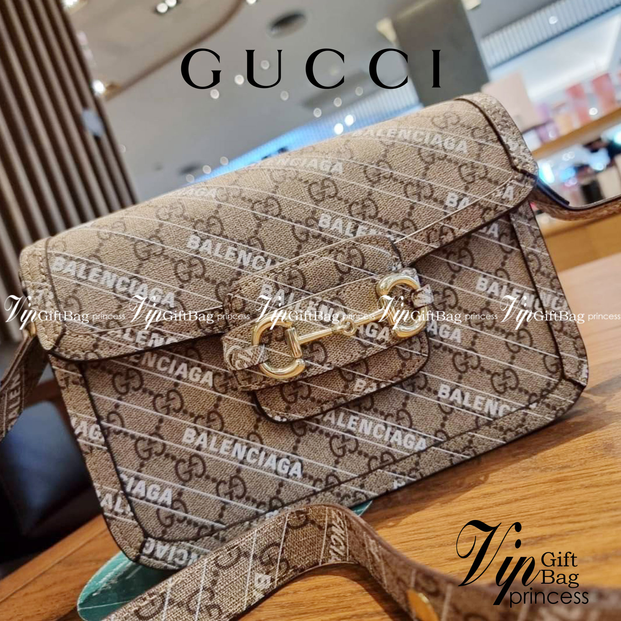 GUCCI x Balenciaga Horsebit 1995 รุ่นเด็ดสุด!! ฮ็อตสุด!! ที่ไม่ว่าใครก็ต้องรอคอย กับโปรเจคสุดเลิศ Balenciaga × Gucci strap shoulder bag กระเป๋าสะพายไหล่/สะพายข้าง ดีไซน์ใหม่ที่คอลแลบระหว่าง 2 แบรนด์สุดโต่งในเรื่องแฟชั่น รับรองความสวยไม่โป๊ะ วัสดุหนังแคนวา