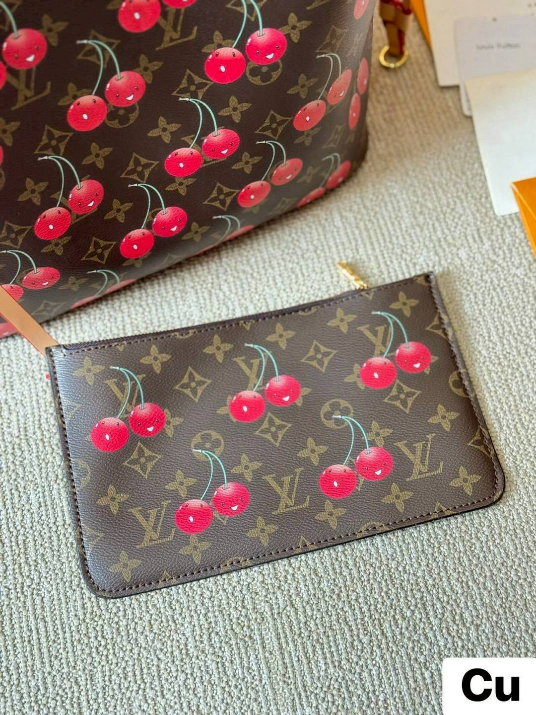 LV x TM Neverfull MM Bag Monogram cherry canvas กระเป๋าสะพายทรงโท้ท ปรับลุคให้มีชีวิตชีวาตกแต่งดีเทลลายเชอร์รี่สีสันสดใส เสริมลุคเรียบหรูเหนือกาลเวลาสมบูรณ์แบบ