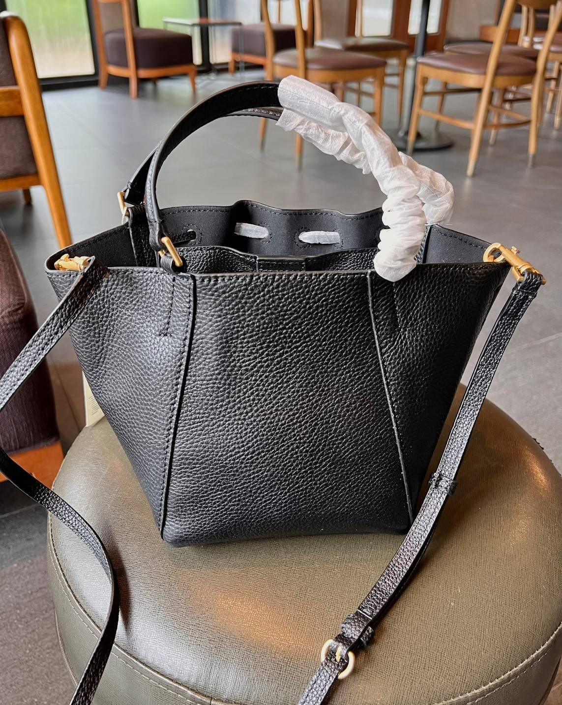 TORY BURCH MCGRAW DRAGONFLY MINI SATCHEL ((90474)) พร้อมส่งที่ไทย แนะนำต้องมีติดตัว สวยมากๆ! กระเป๋าหิ้วหรือสะพายข้างได้ หนังแกะนิ่มสวย อย่างดีเลยค่ะ ดีเทลด้านหน้าแบบหูรูด ปากกระเป๋าเปิดปิดแบบกระดุมแปลก ภายในโล่งกว้าง ใส่ของได้ครบครันหายห่วงค่ะ; มีช่องให้