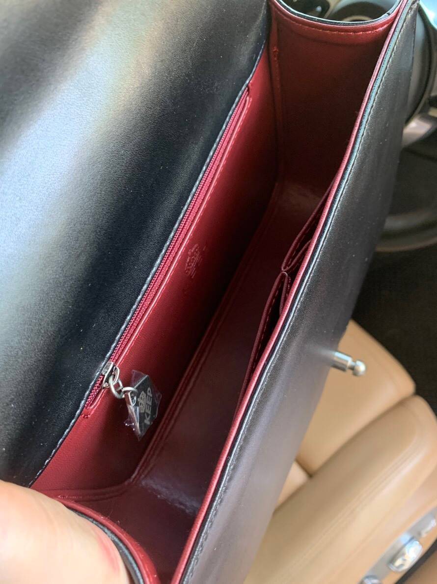 รุ่นขายดีมาเพิ่มแล้วค่า KEEP Quited Boy Bag *** คอลเลคชั่นใหม่หนัง Microfiber สวย ทนขึ้นกว่าเดิม สายโซ่ทำจาก Metal premiers เบาและไม่เป็นคราบเวลาสะพาย สวยกว่าเดิม ใครชอบทรงนี้ห้ามพลาดเลยนะคะ 🤩 กระเป๋า ทรง boy style KEEP LOOK Cool มากๆ เลยน๊าใบนี้ 