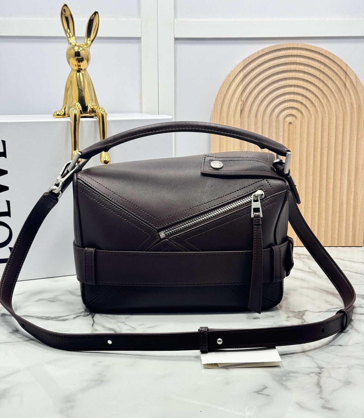 ORI หนังแท้ | Loewe Small Puzzle Biker bag in shiny Leather 24cm กระเป๋าสะพายทรงกล่องพัซเซิล รุ่นใหม่ล่าสุด คล้ายเข็มขัดด้านหน้าสวยเท่โดดเด่นสไตส์ไบเกอร์ ด้วยเส้นสายเรขาคณิตอันโดดเด่นและรูปทรงลูกบาศก์