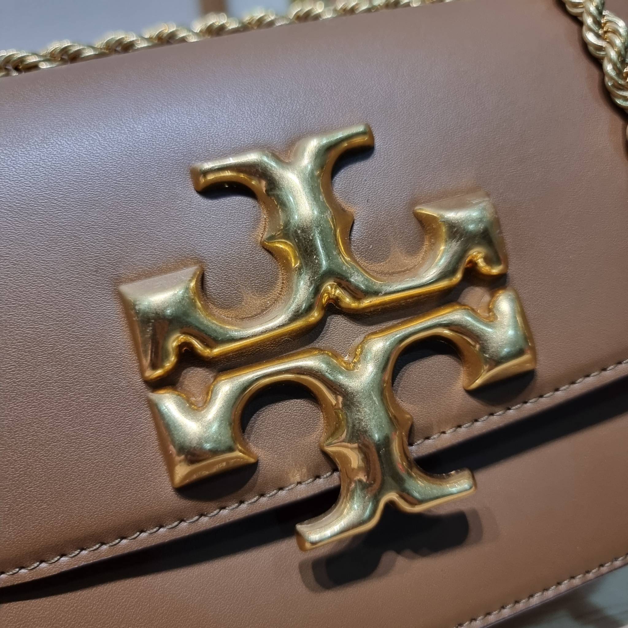 Tory Burch Bag / TORY BURCH ELEANOR SMALL CONVERTIBLE SHOULDER BAG ฮอตไอเท็ม รุ่นนี้ขายดีขายหมด สวยหรู คุณหนู ผู้ดี!! หายากมากแล้วน้า กระเป๋าสะพายข้าง ดีไซน์อยู่ทรง ขนาดกำลังสะดวกใช้ เปิด-ปิดด้วยแถบแม่เหล็ก