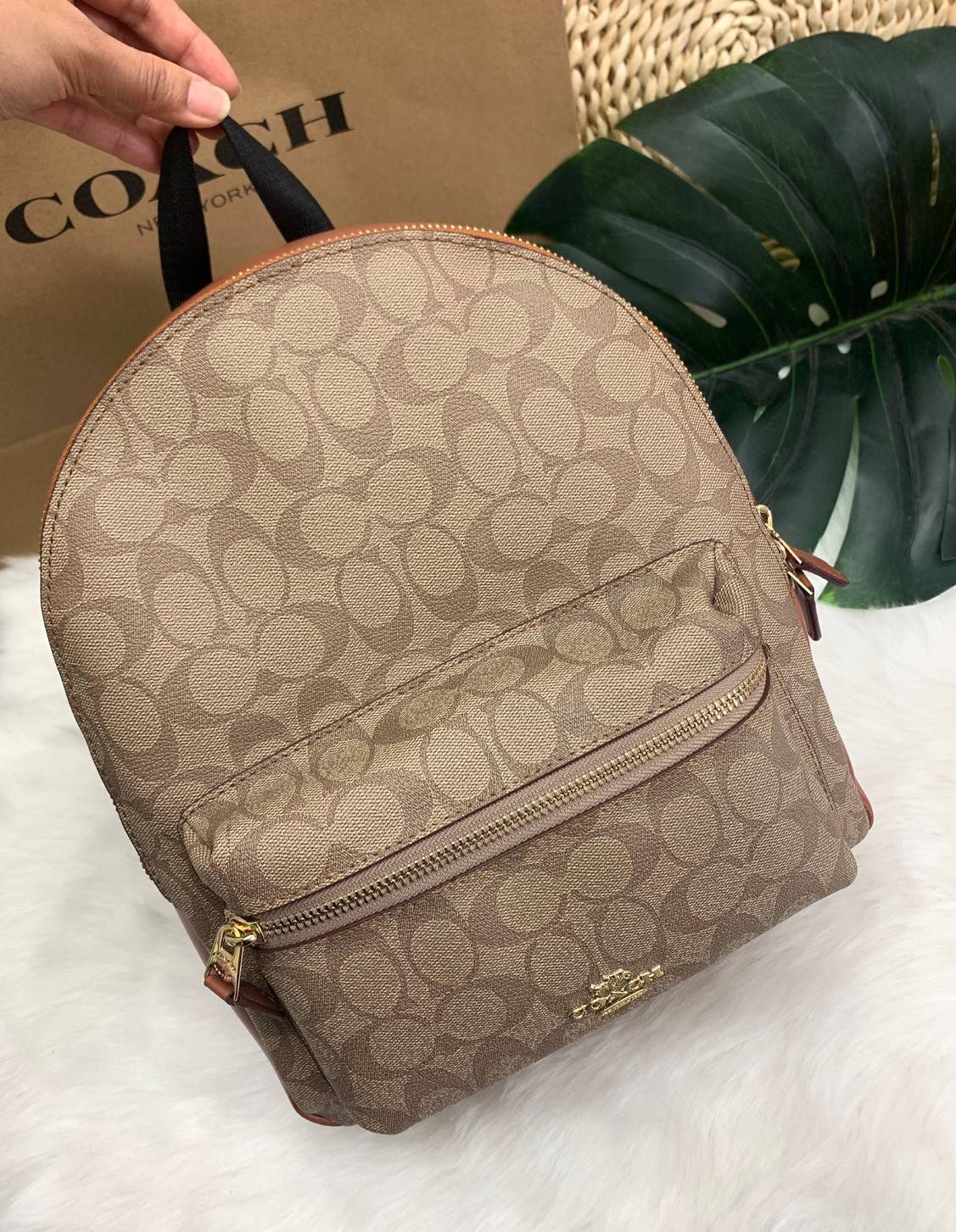 OUTLET 】COACH MEDIUM CHARLIE BACKPACK IN SIGNATURE ((32200)) พร้อมส่งที่ไทยอีกครั้งค่ะ! กระเป๋าสะพายหลังขนาดกลาง หนังแท้+ไนล่อน ด้านหน้ามีช่องซิปให้หนึ่งช่อง;เปิดปิดช่องหลักแบบซิปคู่ ภายในกว้างใส่สัมภาระได้จุนะคะ พร้อมช่องซิปให้อีกช่องค่ะ;สายสะพายสามารถเล