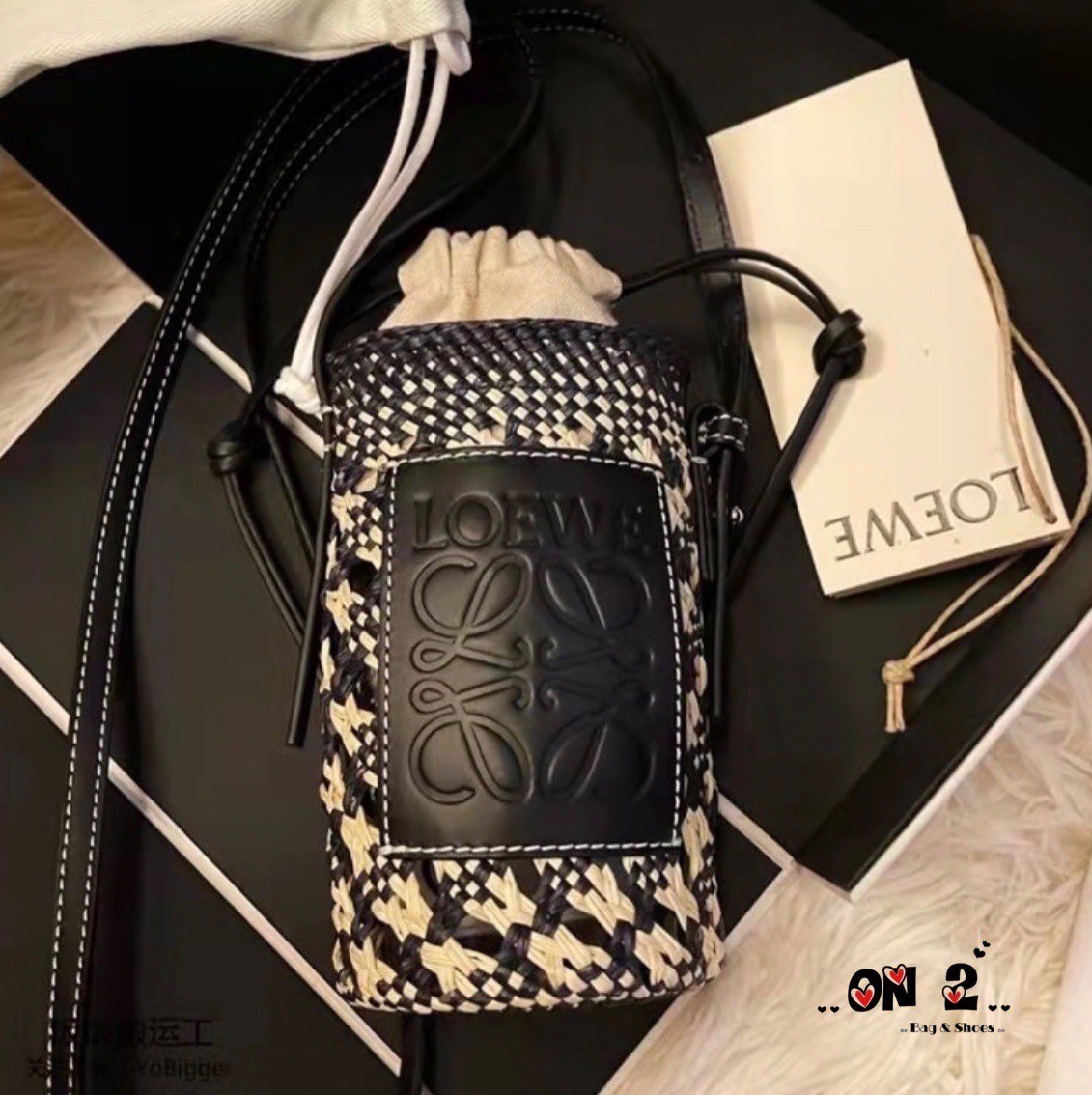 LOEWE Cylinder Pocket in iraca palm and calfskin กระเป๋าสาน สไตล์มินิมอล ไซส์มินิตะมุตะมิ น่ารักไม่ไหว แล้วคือดีต่อใจ แมทช์ง่ายใช้ได้กับทุกลุคค่ะบอกเลย