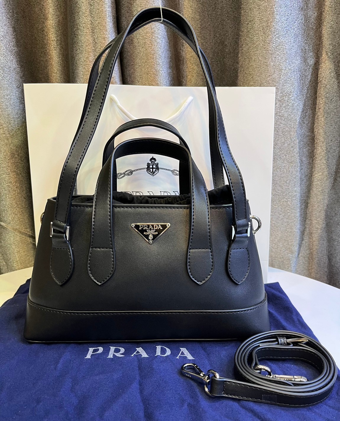 Double 2 way leather handbag / PRADA LEATHER HANDBAG พร้อมส่งที่ไทย กระเป๋าถือหูจับในตัว 2 เส้น พร้อมสายสะพายยาว รูปทรงคลาสสิคใช้งานง่าย มีกิมมิกที่ภายในมีหูรูดน่ารักสุดๆ