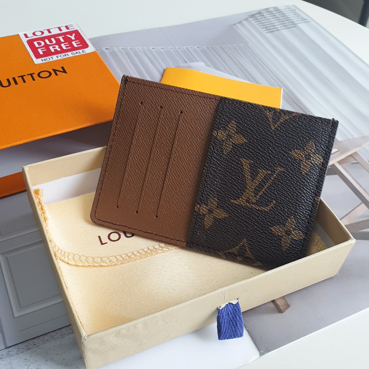 งานหรูเว่อวัง LOUIS VUITTON CARD HOLDER (GWP) 💳 ที่ใส่บัตร จากพรีเมี่ยมกิ้ฟแบรนด์หรู ดีไซน์สวยเก๋ หนังแท้ลายสวยเป็นเอกลักษณ์ ขนาดกำลังดี ใส่บัตรอย่างน้อย 7 ใบ พกพาสะดวก จะซื้อไว้ใส่บัตรใบหรู หรือซื้อให้เป็นของขวัญ ก็ควรค่าที่สุดคะ ห้ามพลาดนะคะ