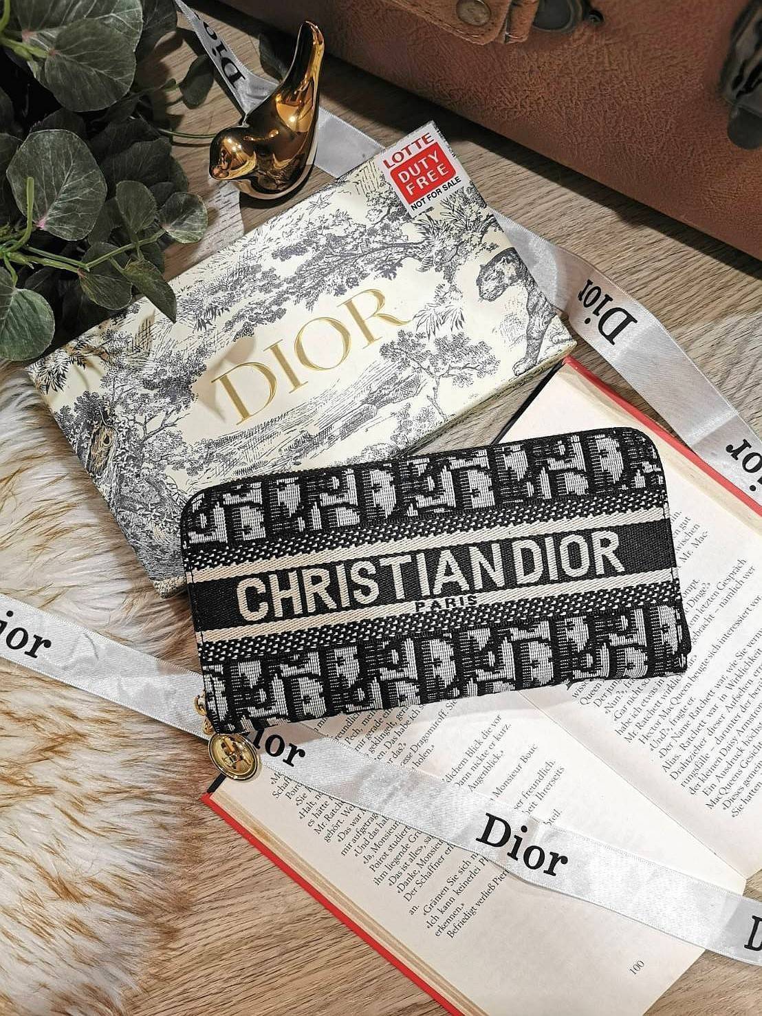 VIP 】CHRISTIAN DIOR ANAGRAM LONG WALLET VIP GIFT WITH PURCHASE (GWP) กระเป๋าสตางค์ใบยาวไอเท็มแนะนำพรีเมี่ยมกิ้ฟ Limited จาก DIOR DUTYFREE ลาย Dior Anagram สวยคลาสสิคไม่มีเอ้าท์ เปิดปิดด้วยซิปแบรนด์สีทองสะดวกใช้ ภายในมีช่องแบ่งหลายช่องและช่องซิปกลางเเยกเป็