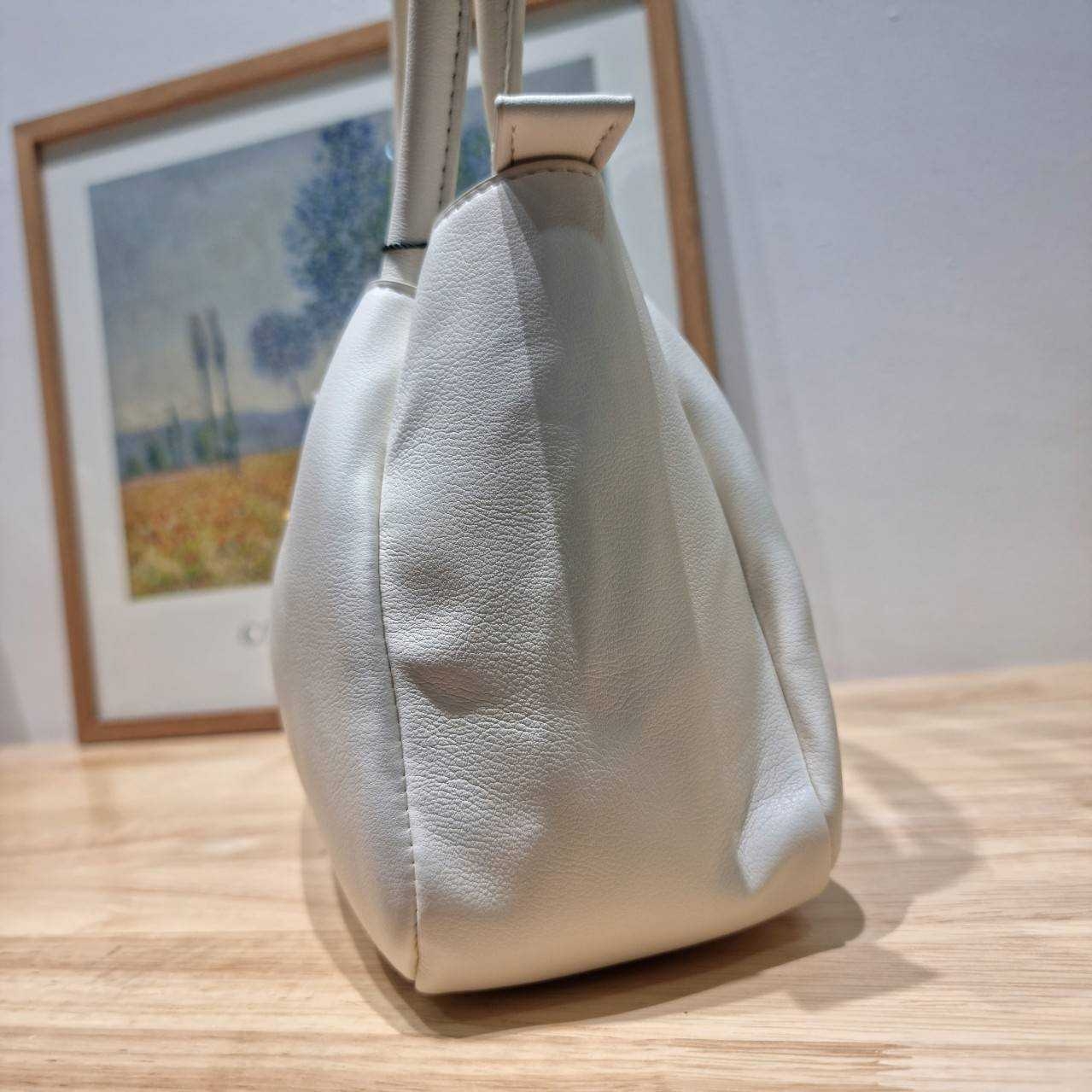 PRADA MEDIUM LEATHER HANDBAG กระเป๋าสะพายไหล่ดีไซน์เก๋และมาแรงมาก สาวๆหนุ่มๆติดแกลมต้องไม่พลาด สวยดูแพง เกรดวีไอพี ไฮเอน 1:1 ใช้งานต่างประเทศได้