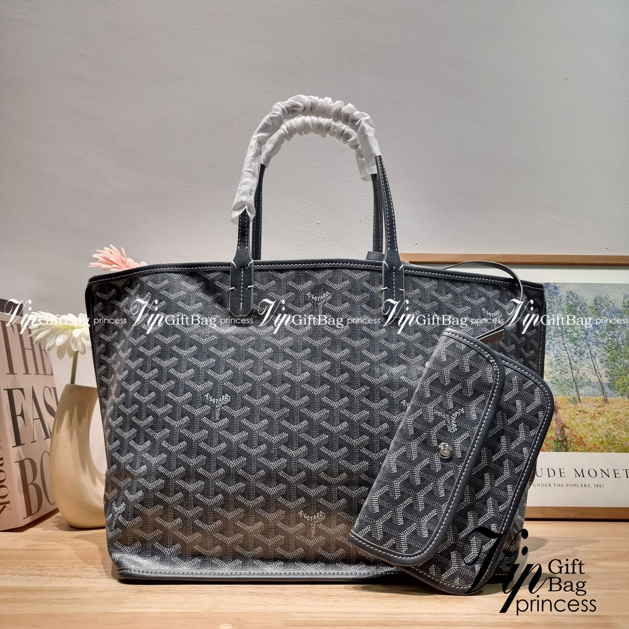 GOYARD ANJOU REVERSIBLE TOTE กระเป๋าสะพายทรงโท้ท ใบใหญ่จุใจ!! กลับด้านใช้ได้ทั้ง 2 ด้าน มาครบสีขายดี เลิศทุกสี รูปทรงคลาสสิค ดีไซน์เป็นเอกลักษณ์ ใช้งานได้หลากหลาย สามารถกลับด้านใช้ได้แบบไม่มีเบื่อ วัสดุหนังแคนวาสพิมพ์ลายสวยคม