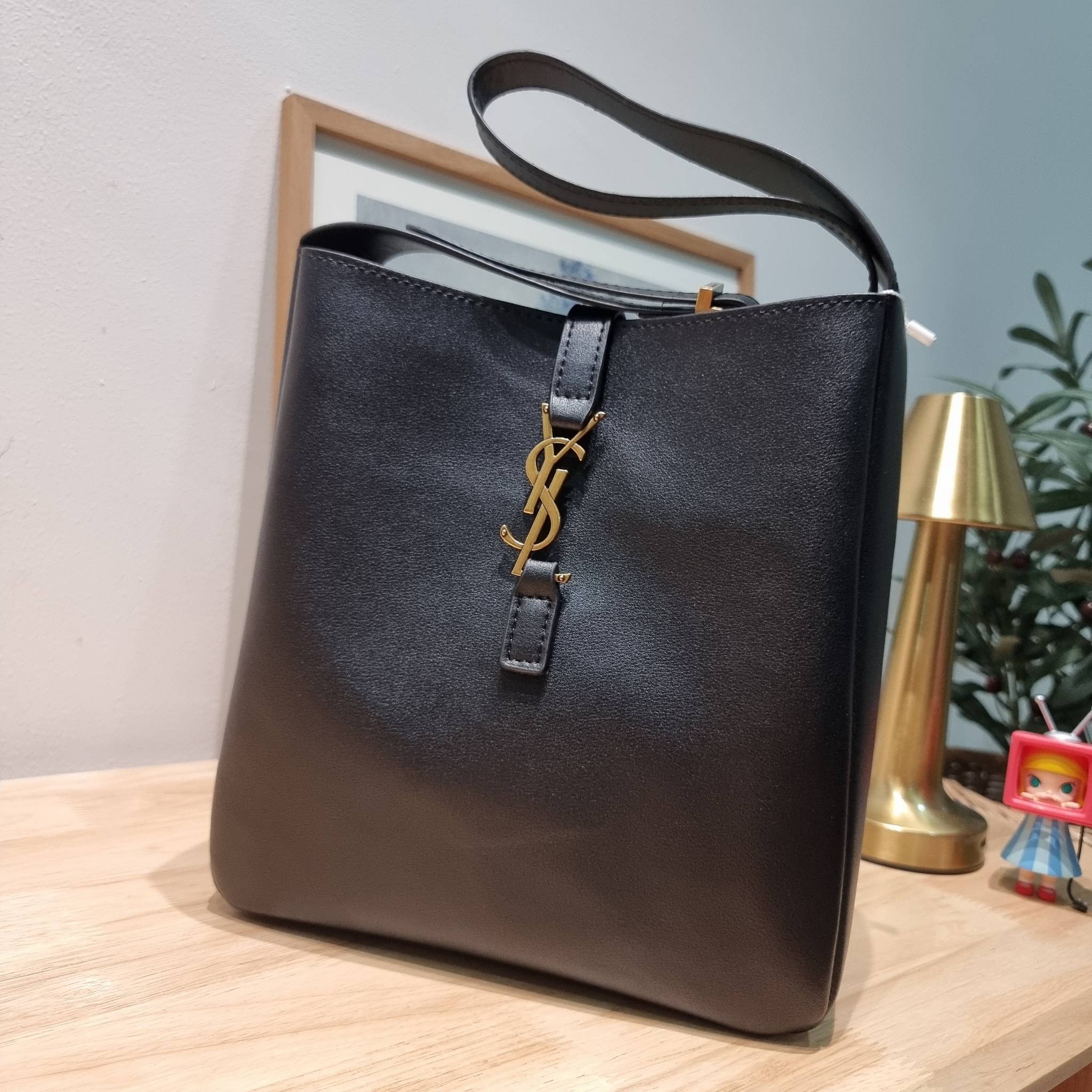 YSL LE 5 À 7 SOFT SMALL IN SMOOTH LEATHER รุ่นยอดฮิต ที่ใครๆก็ต้องมีครอบครอง กับกระเป๋าสะพายทรงโฮโบ ดีไซน์สุดคลาสสิค