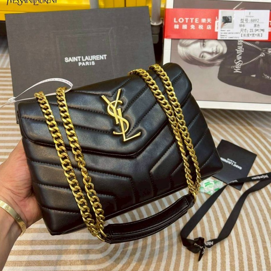 YSL LOULOU Mini Bag กระเป๋าสะพายทรงสวยสุดหรูทรงสวยคลาสสิก รุ่นขายดี ใช้ได้บ่อยไม่มีเบื่อ ดีไซน์เรียบหรู ออกแบบมาให้ใช้งานได้สะดวกด้วยกระดุมแม่เหล็ก