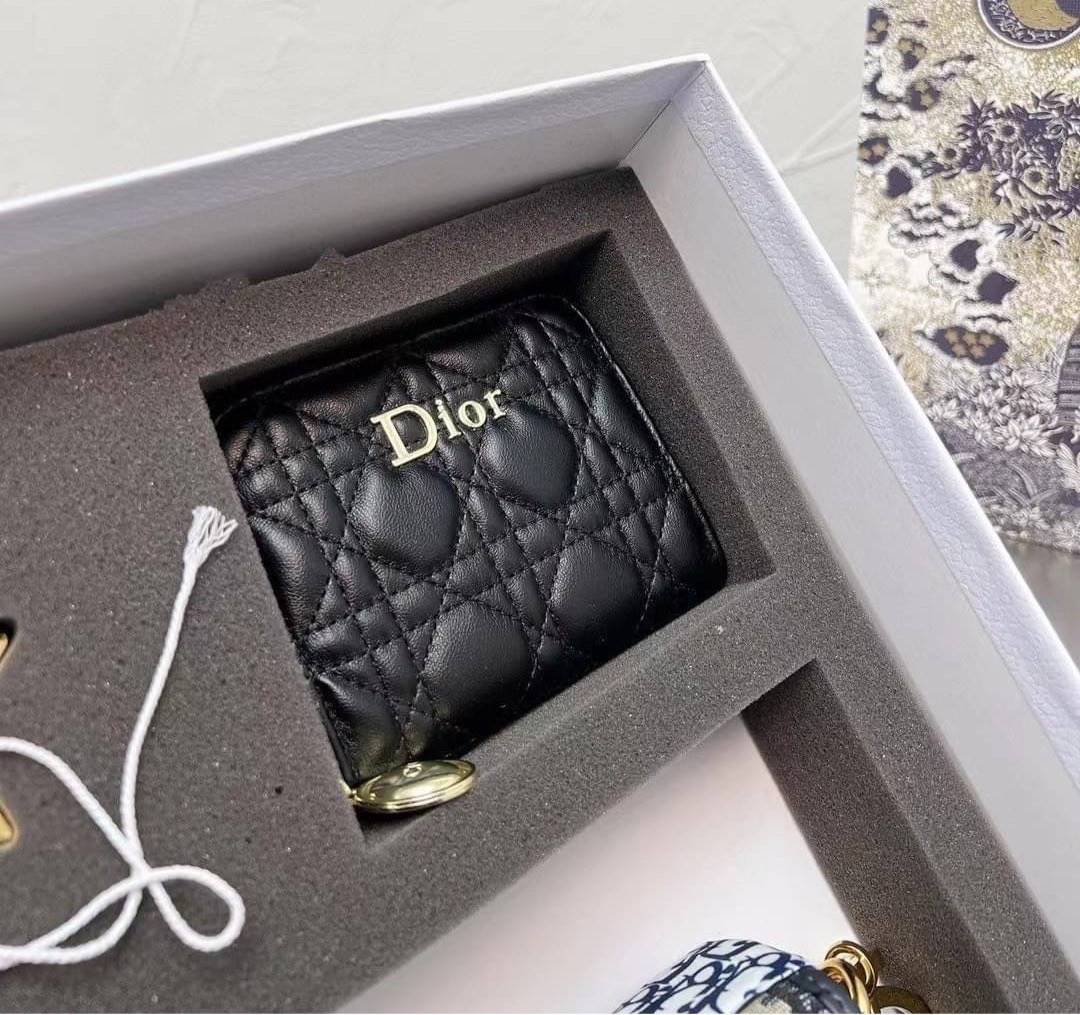 DIOR SET BAG / DIOR 30 Montaigne Box Bag / CD LIMITED EDITION GIFT BOX WITH GOLD STAR BOUTIQUE SET พร้อมเสิร์ฟครบชุด แรร์ไอเท็ม ที่ถูกรวมไว้ในหนึ่งเดียว กับ gift box limited จัดให้ทั้งกระเป๋าสะพายสุดหรู กระเป๋าสตางค์ใบสั้นรุ่นคลาสสิค ribbon เข้าเซ็ท และ g