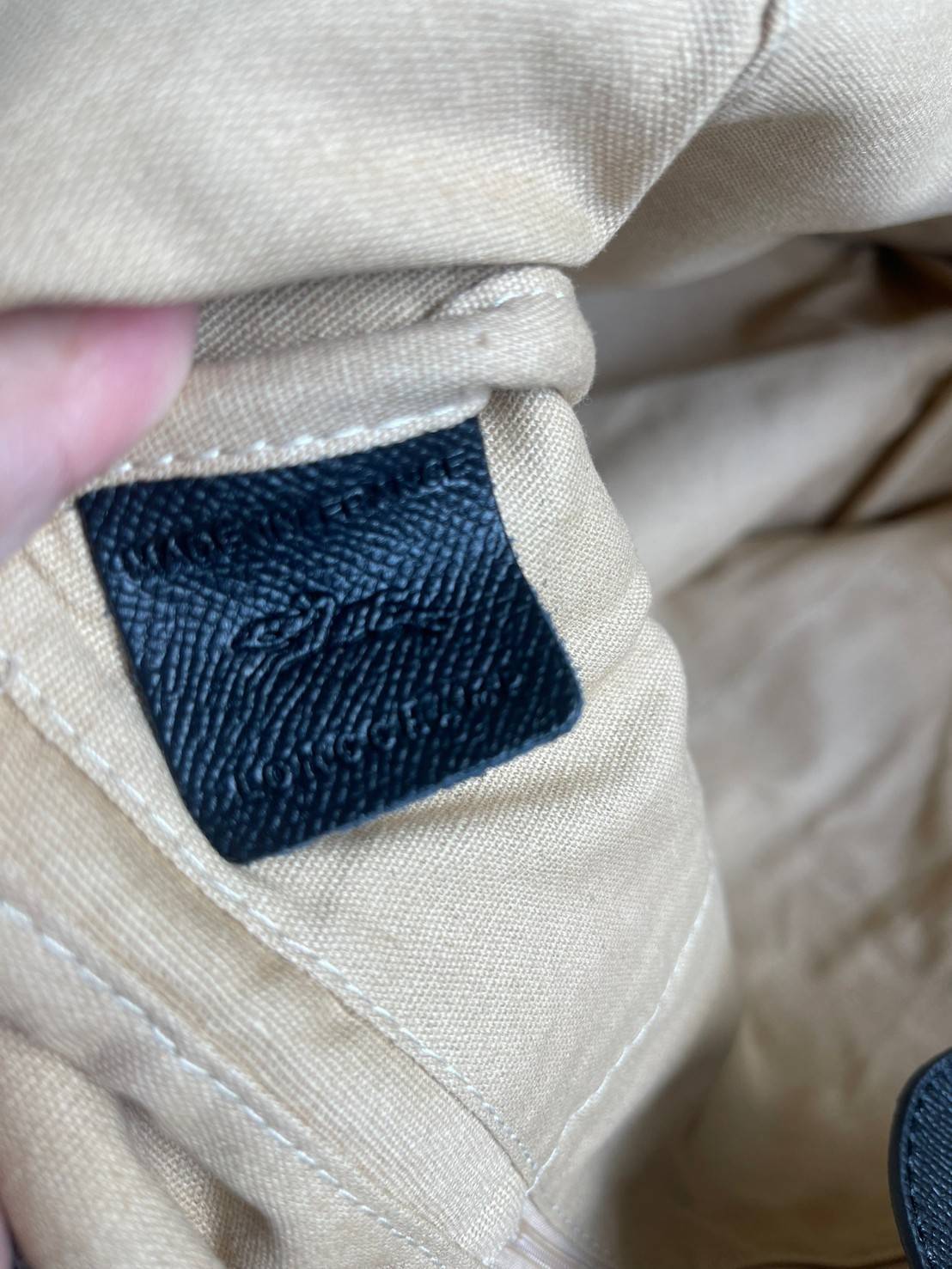 LONGCHAMP LE PLIAGE COLLECTION PAILLE TOP HANDLE BAG มี 3 ขนาด XS/S/M กระเป๋าถือหรือสะพาย งานสาน raffia ปากกระเป๋าตัดด้วยหนังสีดำ ลุคช์สุดเท่ของเหล่า Celebrities กับกระเป๋าปิคนิกสุดฮิตจาก Longchamp อย่าง Le Pliage Paille (เลอ ปลิยาจ ไพล์) ถือเป็นกระเป๋าที