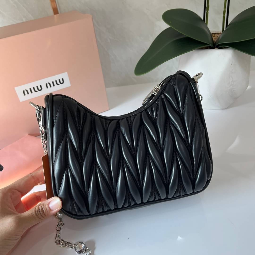 MIU MIU matelasse nappa leather shoulder bag กระเป๋าสะพายข้าง สายสะพายประดับไข่มุกและคริสตัล ให้ความละมุม ลุคคุณหนูน่ารักสุดๆคะ