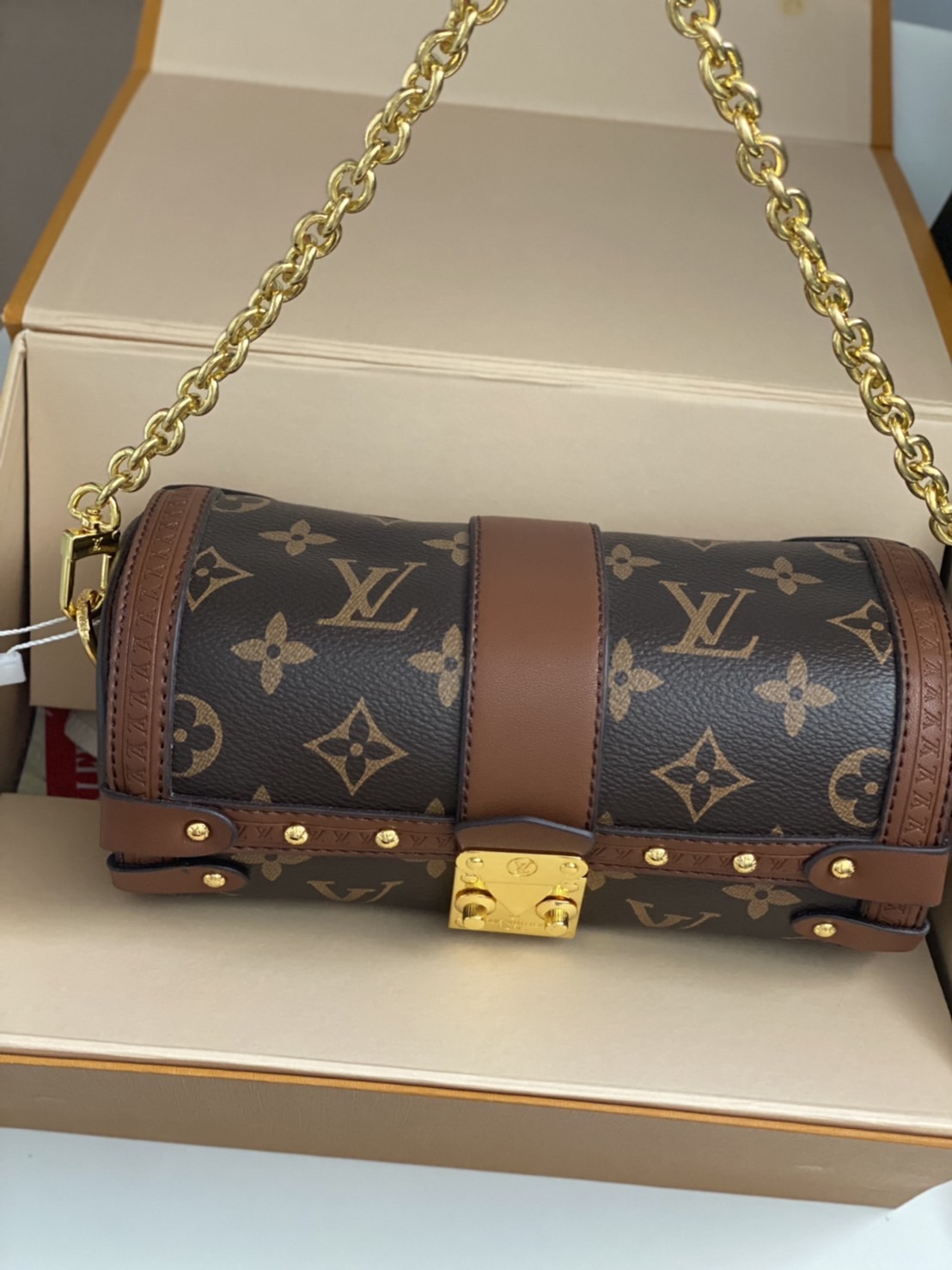 LV Papillon Trunk Monogram Canvas - Handbags เกรดออริจินอล ใช้งานต่างประเทศได้ พร้อมส่งที่ไทย กระเป๋าทรงสวย ดีไซน์หรู มีสายมาให้ 2 เส้น สายโซ่และสายหนังสปอร์ตเส้นใหญ่ วัสดุหนังแคนวาสอย่างดี ใบจริงสวยสุดคุ้ม
