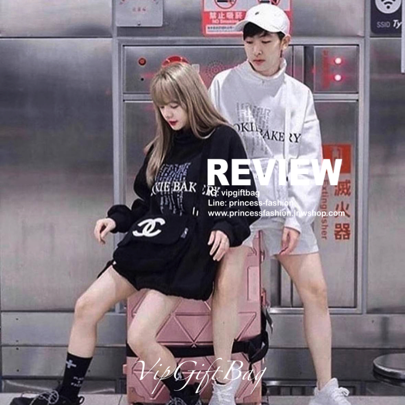 สีดำ MUST HAVE ITEM 2019 !! รุ่นยอดฮิตของ *วัยรุ่นสายสตรีท ทั่วโลก จากงาน CHANEL VIP GIFT *ของแท้100% *มีป้ายNOTFORSALE เป็นกระเป๋า ใบสวยรุ่นหายาก ขนาดกำลังดี ใช้ได้ทั้งหญิงชายเลยค่ะ ขนเฟอร์นิ่มมากกก เก็บของอย่างดี น้ำหนักเบา ด้านในมีช่องใส่ของจุกจิก MIX