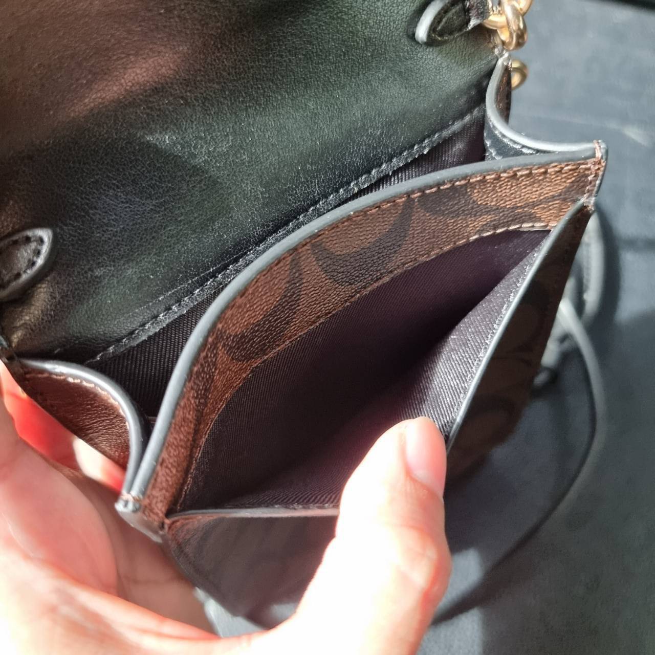 COACH 3051 RACHEL PHONE CROSSBODY IN SIGNATURE CANVAS HOT ITEM!! กระเป๋าสะพาย case phone ต้องมา ให้คุณพกพา gadget ล้ำไปได้ทุกที่ ใส่โทรศัพท์มือถือได้ทุกรุ่น ดีไซน์ใหญ่กว่าเดิม และยังมีช่องเก็บบัตรให้เพิ่มไปอีก ดีไซน์ลายซีคลาสสิค วัสดุหนังแคนวาส เปิด-ปิดด้