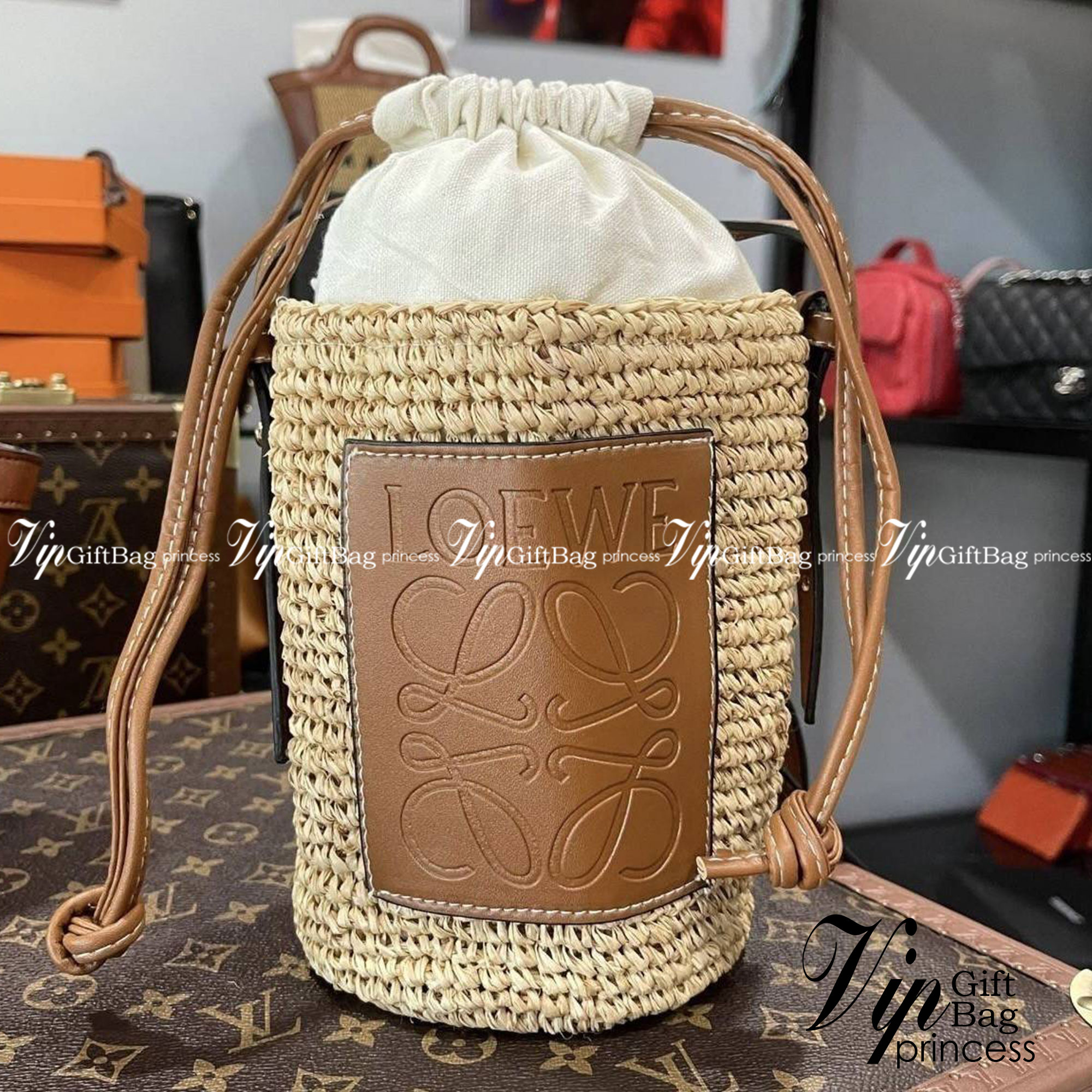 Loewe Bucket Bag / Loewe raffia and hemp bucket bag วัสดุ Textile Canvas & CalfSkin เป็นการนำวัสดุธรรมชาติมาสังเคราะห์หรือทอจนเป็นเนื้อเดียวกันคล้ายงานสาน มีความวินเทจในตัว น้ำหนักเบา ดูแลรักษาง่าย เหมาะกับยุคสมัยที่เข้ากับธรรมชาติและต้องการความคล่องตัว เ