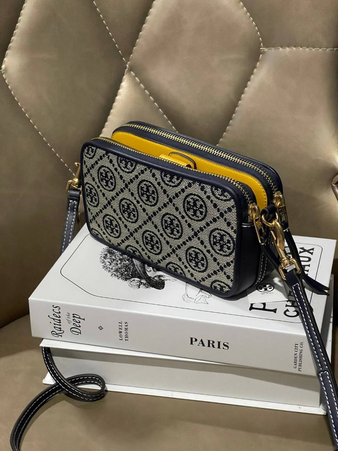 ของแท้ 💯% Tory burch t monogram jacquard double-zip mini bag พลาดไม่ได้กับTory burch ที่รนำเอาลวดลาย T Monogram มารังสรรค์ลงบนไอเท็มต่างๆ ในคอลเล็กชั่นการทอลายแบบแจ็กการ์ดสุดประณีต