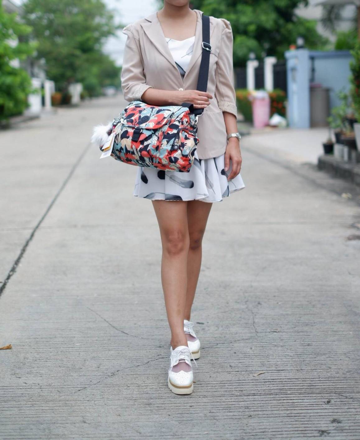 KIpling Felix Large Handbag Bag กระเป๋าถือหรือสะพายสไตล์ลำลองวัสดุ Nylon + Polyester 100% น้ำหนักเบามีหูหิ้วเเละสายสะพายยาวเลื่อนปรับระดับได้ถอดได้ เปิดปิดด้วยซิปสะดวกใช้ โลโก้เเบรนด์ มีช่องแบ่งถึง3ช่องเเยกเป็นสัดส่วน ด้านหน้าและด้านหลังมีช่องใส่ของเปิดปิ