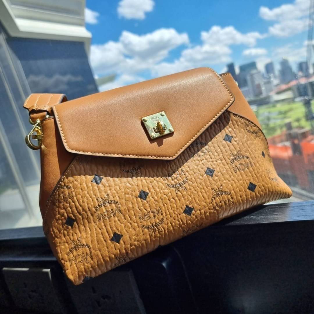 M.C.M ESSENTIAL CROSSBODY IN VISETOS กระเป๋าสะพายข้าง สวยอยู่ทรง ดีไซน์ไม่ซ้ำใคร มาพร้อมสายสะพายถึง 2 แบบ ปรับเปลี่ยนใช้ได้ไม่มีเบื่อ วัสดุหนังแคนวาสสลับหนังแท้ เปิด-ปิดกระเป๋าด้วยตัวบิดล็อคแน่นหนา ด้านหลังมีช่องเก็บบัตรได้ ภายในโล่งกว้าง แบ่งสัดส่วน เป็น