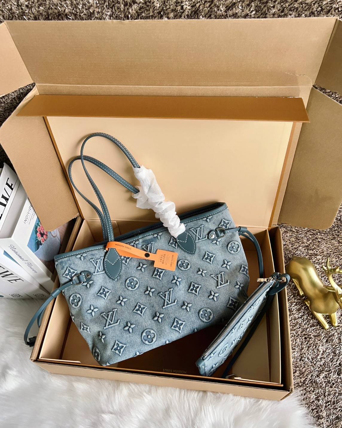 LV Neverfull Denim Tote Bag กระเป๋าสะพายทรงโท้ทเดนิมลายโมโนแกรมปั้มนูนคมชัดสวยหรูลัคชู สุดคลาสสิค ดีไซด์ใหม่ กับกระเป๋าทรงที่สามารถใช้ได้กับทุกๆวัน วัสดุเดนิมหนานิ่มอย่างดี ทอลายแบรนด์แบบ3Dนูนคมชัดสวยมากๆค่ะ