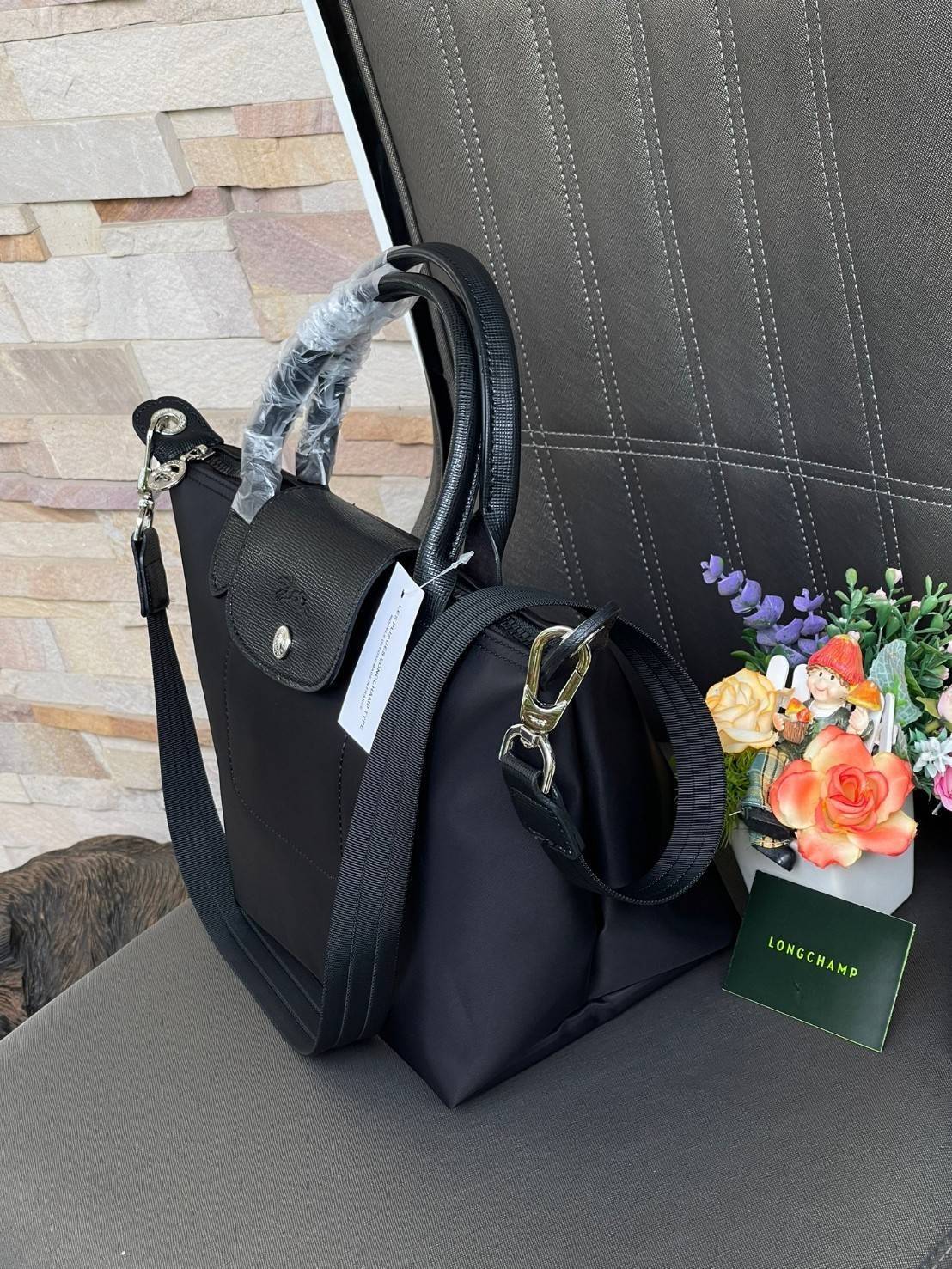 Longchamp Le Pliage Neo Size S มาพบกับกระเป๋ารุ่นยอดนิยม ที่สาวๆ ต้องมีไว้เก็บไว้สักใบ กระเป๋าโท้ทใบนี้ มาพร้อมกับสีที่มีสไตล์เรียบง่าย มีสายสะพายยาวช่วยให้คุณสามารถสะพายไหล่ได้อย่างสบาย ในขณะที่ที่ปิดแบบซิปช่วยให้คุณมั่นใจได้ว่าของด้านในมีความปลอดภัย Le 