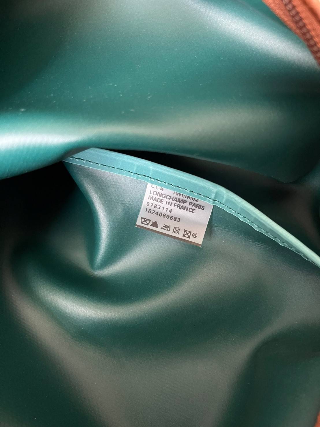 LONGCHAMP BOXFORD TRAVEL BAG L กระเป๋าเดินทางขนาดใหญ่ มาพร้อมสายสะพายที่สามารถถอดได้ ให้คุณเลือกสะพายไหล่หรือถือได้ มีซิปรูดเปิดปิดกระเป๋าที่ให้คุณมั่นใจได้ว่าคุณจัดเก็บไอเท็มของคุณได้อย่างมิดชิด บ็อคฟอร์ด (BOXFORD) สะท้อนความเป็นเอกลักษณ์ของแบรนด์ที่เปี่