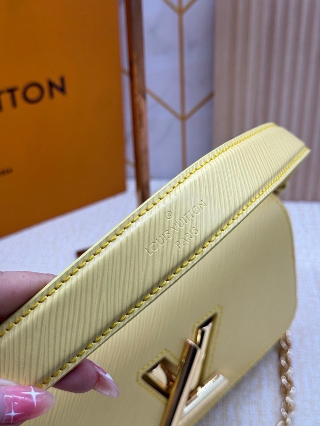 ORI หนังแท้ | LV Twist West Bag กระเป๋าสะพายหนัง Epi ลายเกรน สุดคลาสสิกมาดีไซน์ใหม่ในรูปทรงยาวเผยลุคมีระดับเหนือกาลเวลา ความหรูหราเข้ากับสตรีตสไตล์