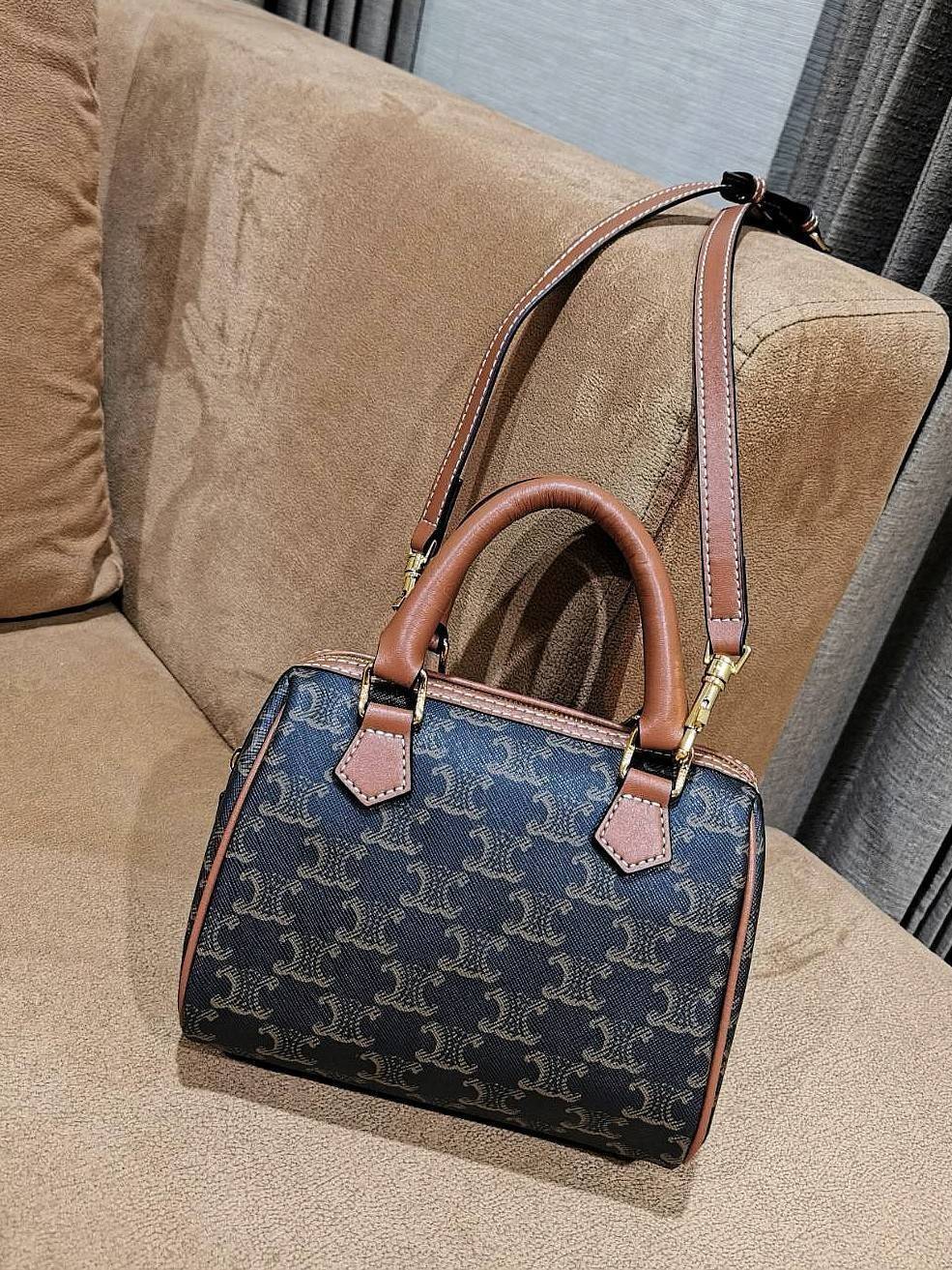 CELINE MINI CROSSBODY BAG VIP วัสดุ Triomphe Canvas สวยอยู่ทรงดีไซน์ยอดนิยมทรง Speedy ไม่มีเอ้าท์ค่ะ เปิดปิดด้วยซิปแบรนด์อะไหล่ทอง ใส่กระเป๋าสตางค์ มือถือ ของจุกจิกได้เยอะ หูจับแข็งแรงพับลงได้ พร้อมสายหนังยาวปรับระดับได้ถอดได้ อะไหล่แบรนด์สีทองหรูมีโลโก้ 