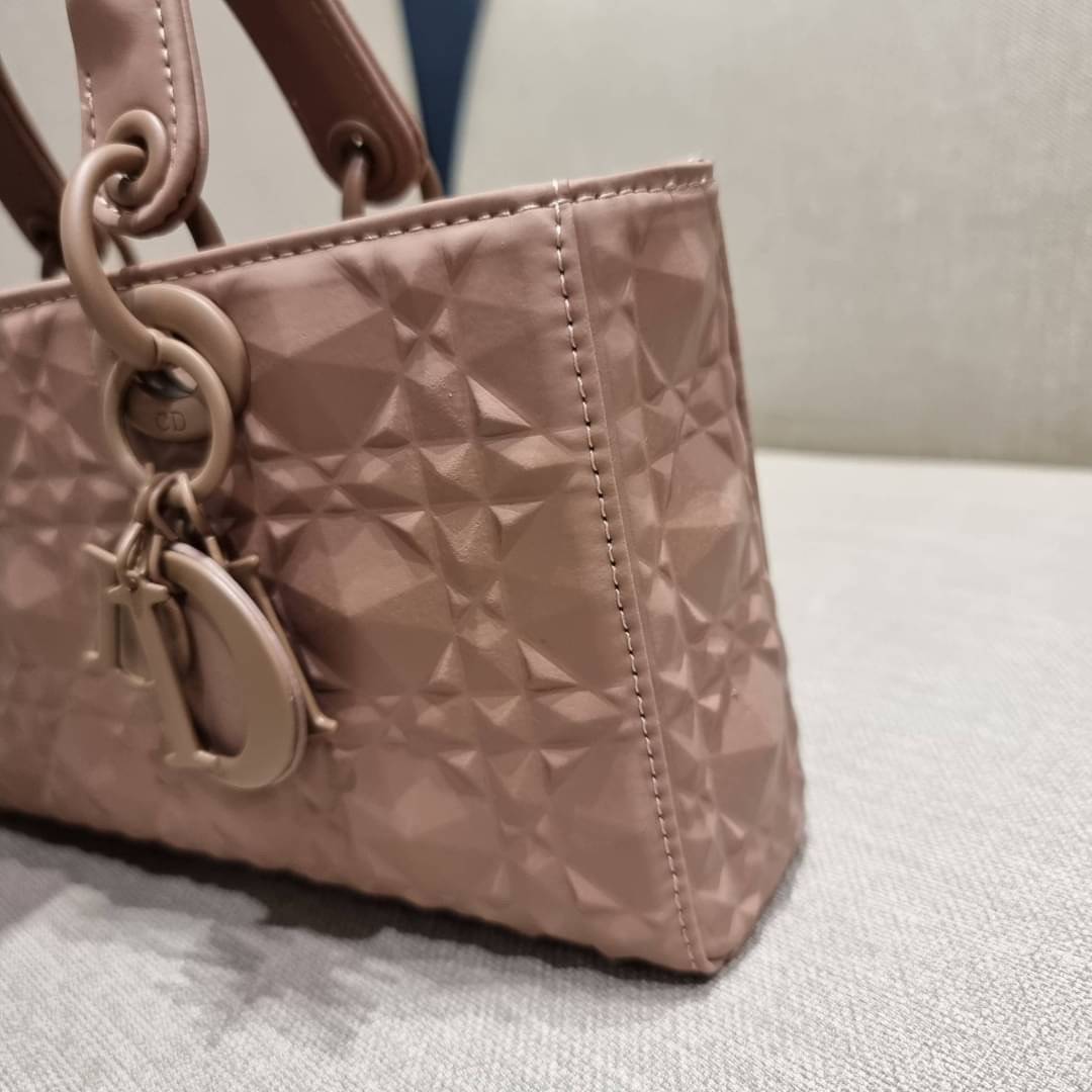 DIOR LADY D-JOY BAG Cannage Calfskin with Diamond Motif / CD LADY D-JOY BAG ดีไซน์ใหม่ อัพเลเวลความหรู กับกระเป๋าสะพายข้างที่รอบนี้ดีไซน์รูปทรงโฉมใหม่ ใช้งานง่ายขึ้น