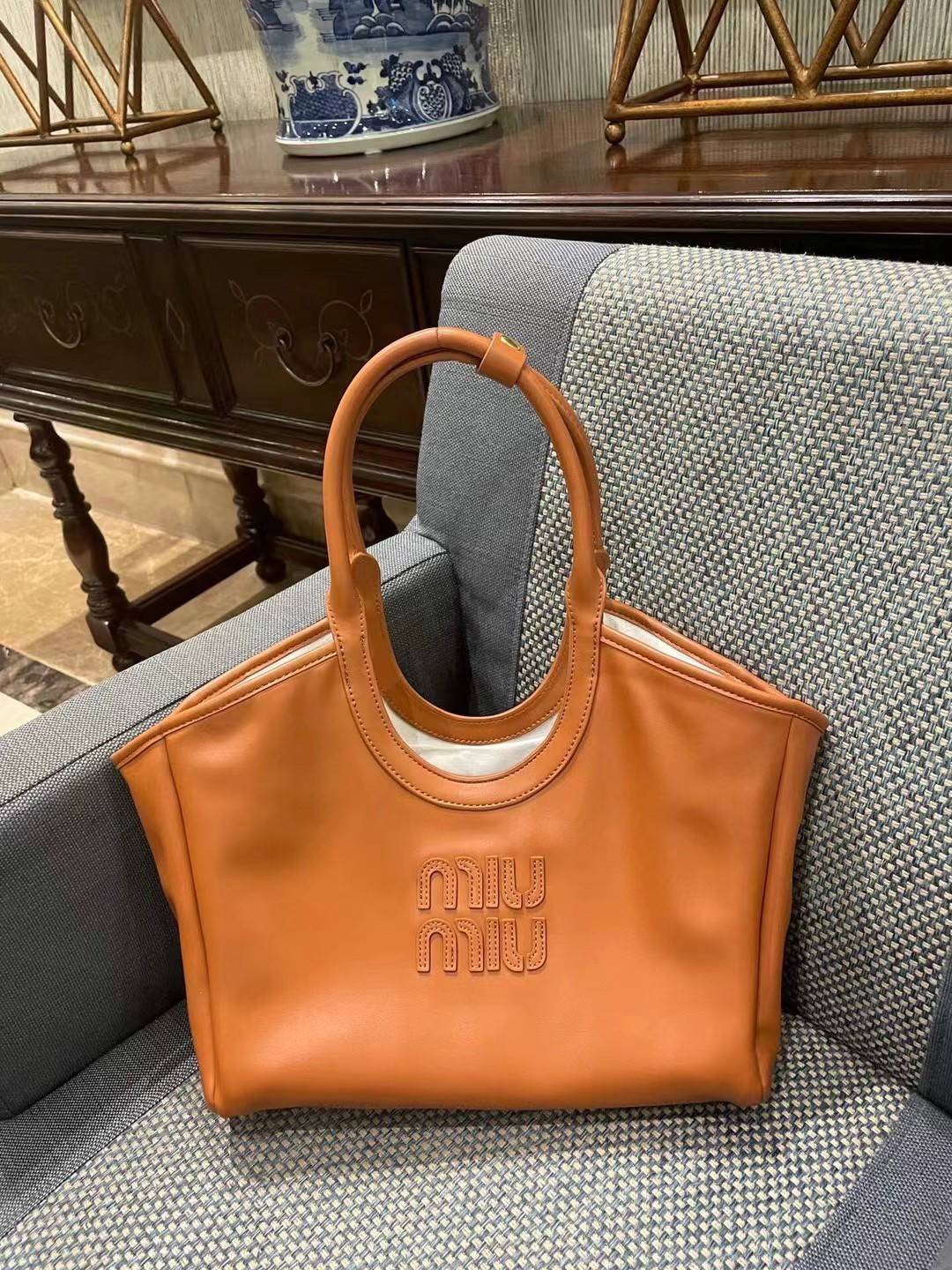 Mui Mui Ivy Tote Bag กระเป๋าสะพายทรงโท้ท ภายในโล่งกว้าง หนังนิ่มเงาสวยมาก เกรดออริ 1:1 ใช้งานต่างประเทศได้