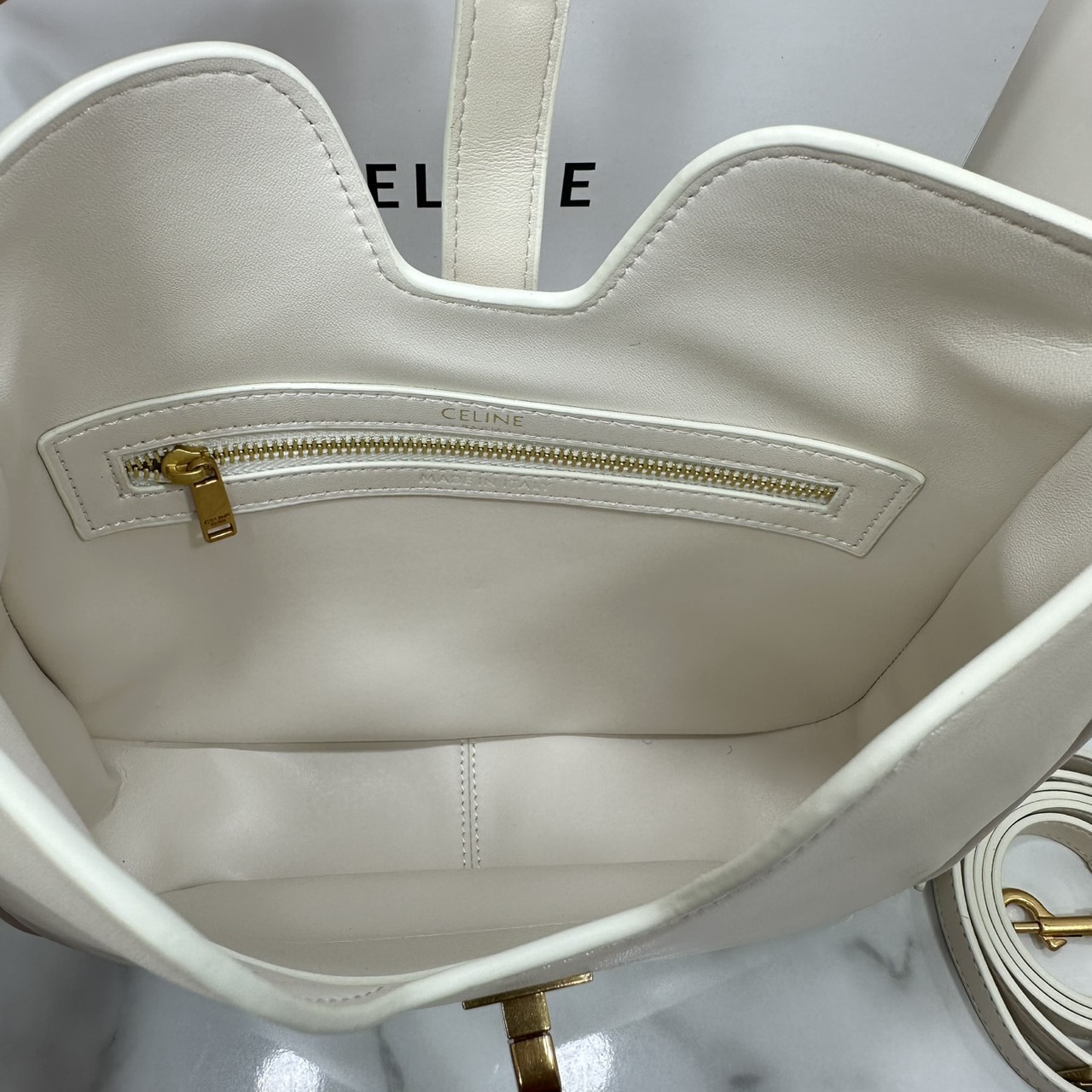 ORI หนังแท้ | CELINE SMALL CAMILLE 16 SOFT BAG IN SMOOTH LEATHER กระเป๋าสะพายรุ่นใหม่ล่าสุดของไลน์ 16 soft รูปทรงแบบโฮโบที่มาพร้อมดีไซน์ที่ใช้งานได้จริง หรูหราและโดดเด่น ฝาพับหนังกับตัวปิดแบบ Turnlock สีทองรูปทรงคล้ายอัญมณี