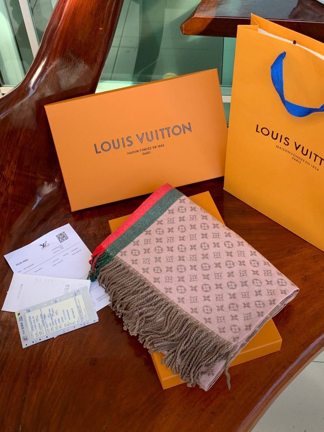 Louis Vuitton Women’s Scarves Accessories Scarf อีกหนึ่งแบรนด์ดังจากปารีส ด้วยงานพรีเมี่ยมกิ้ฟสีพาสเทล เพื่อส่งมอบความรู้สึกดีๆให้กับคนที่คุณรัก ในรูปแบบผ้าพันคอและผ้าคุมไหล่ผืนใหญ่ให้ความอบอุ่น ถักทอด้วยผ้าcashmere ผ้าเนื้อดี สัมผัสนุ่มมือ ทอลายในตัว สีแ
