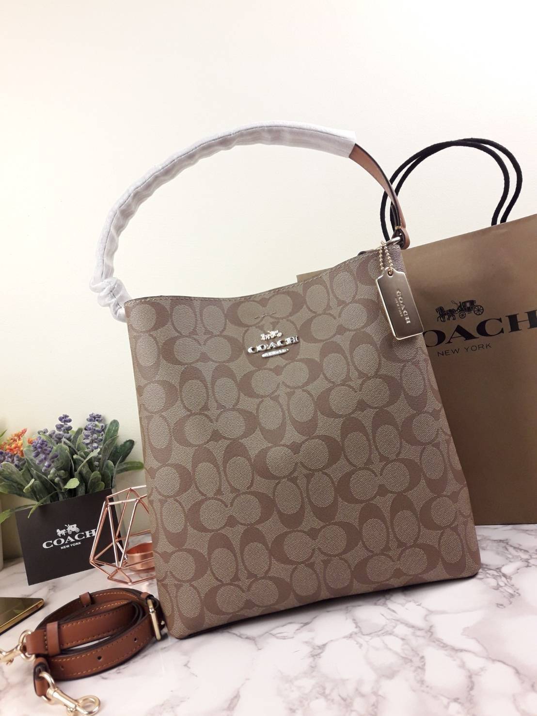 ใบใหญ่ 10" COACH TOWN BUCKET BAG IN SIGNATURE CANVAS (COACH 91512) 🌺 เป็นสีที่ขายดีมากๆ และหายากมากๆด้วย!! //ขนาด 10 นิ้ว ใส่ของได้จุใจ!! //กระเป๋าสะพายข้าง //วัสดุหนังแคนวาสอย่างดี หนังสวย อยู่ทรง มีสายสะพายยาว ใช้สะพายเป็นคลอสบอดี้ได้ สายยา