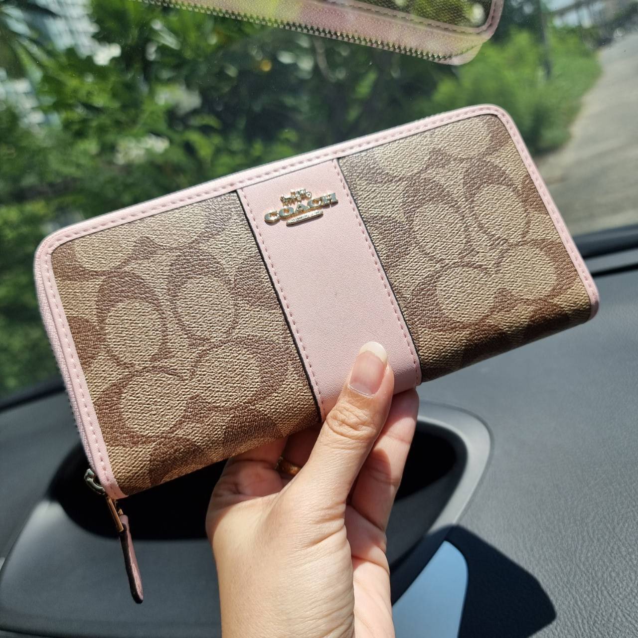 COACH F54630 ACCORDION ZIP WALLET IN SIGNATURE COATED CANVAS WITH LEATHER STRIPE กระเป๋าสตางค์ใบยาวรุ่นคลาสสิค คัดสีขายดีมาให้กันเลยจ้า ♥️ วัสดุหนังแคนวาสเคลือบลาย เปิด-ปิดด้วยซิปรอบ รูดใช้งานง่าย ใส่บัตรได้ มีช่องซิปใส่เหรียญ ใส่มือถือได้ พกใบนี้ใ