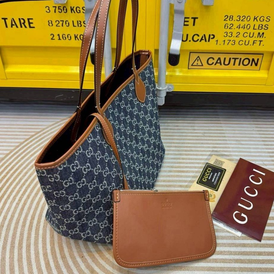 GUCCI Totissima tote bag in blue GG denim กระเป๋าสะพายทรงโท้ทเดนิมสัญชาติอิตาลี่ สวยเท่ผู้ดีลัคชูในใบเดียว ใหม่ล่าสุด กลับด้านใช้ได้ 2 ด้านสวยเริ่ดมากๆ