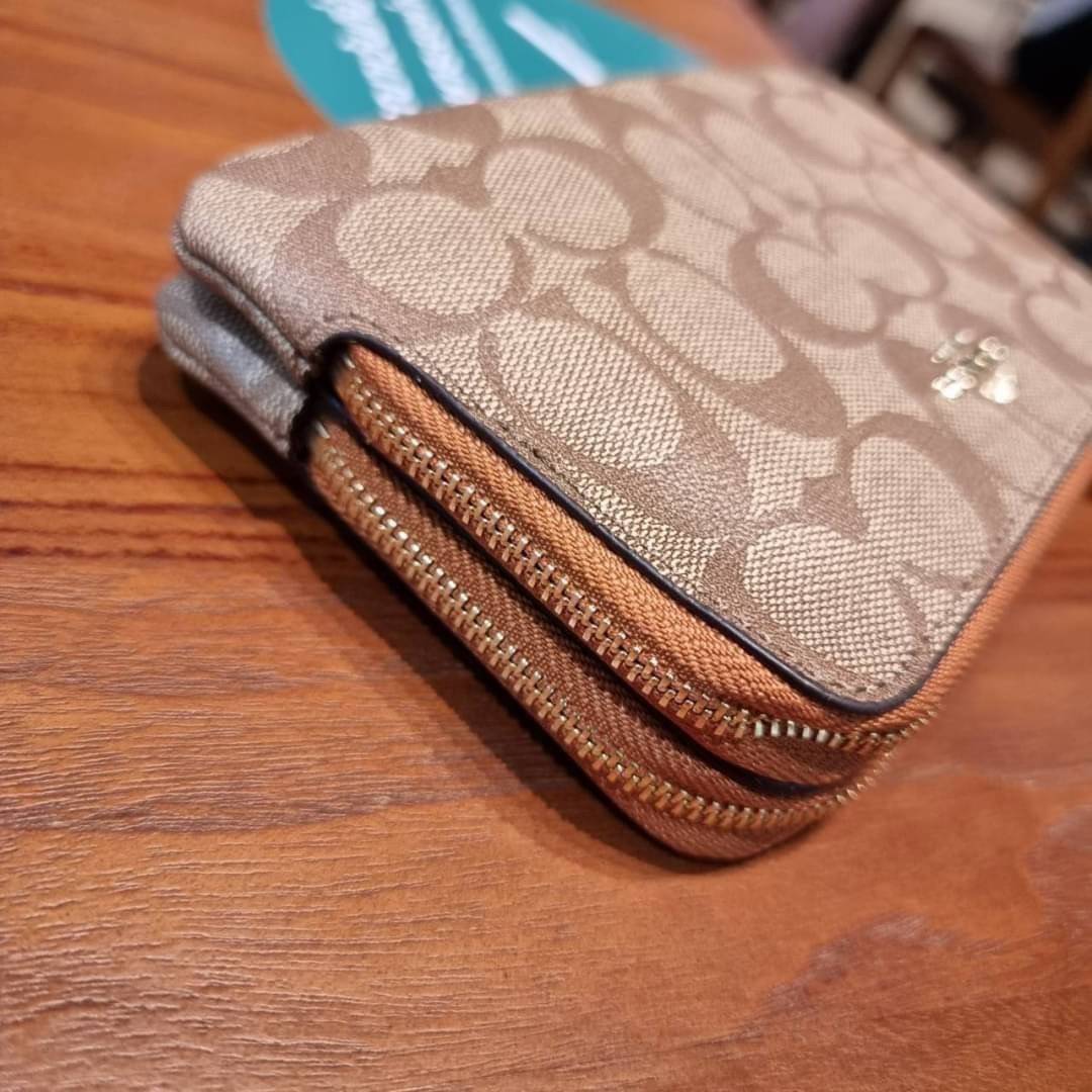 COACH F87591 DOUBLE CORNER ZIP WALLET IN SIGNATURE COATED CANVAS คล้องมือรุ่น 2 ซิป!! มาแล้วจ้า 🌟🤗 ไซส์นี้คือเหมาะมือจริงๆ พกง่ายเช่นเคย ไม่ต้องกังวลว่าจะเกะกะหรือกินพื้นที่กระเป๋าหลัก วัสดุหนังแคนวาสเคลือบลาย มีช่องหลักแยก 2 ช่อง ภายในบุผ