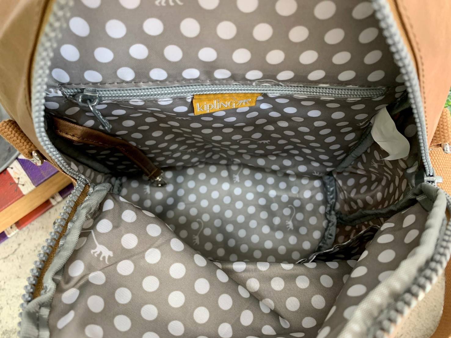New!! Kipling Backpack//Shoulder Bag >>Kipling factory oem HK 🍭สินค้าราคาพิเศษค่ะ🍭 ✔️กระเป๋าสะพายหลัง//สะพายข้างได้ สุดคุ้มค่ะรุ่นนี้!! ✔️วัสดุไนล่อน ด้านหน้ามีช่องซิปเล็กใส่มือถือหรือของจุกจิกค่ะ ✔️เปิดปิดกระเป๋