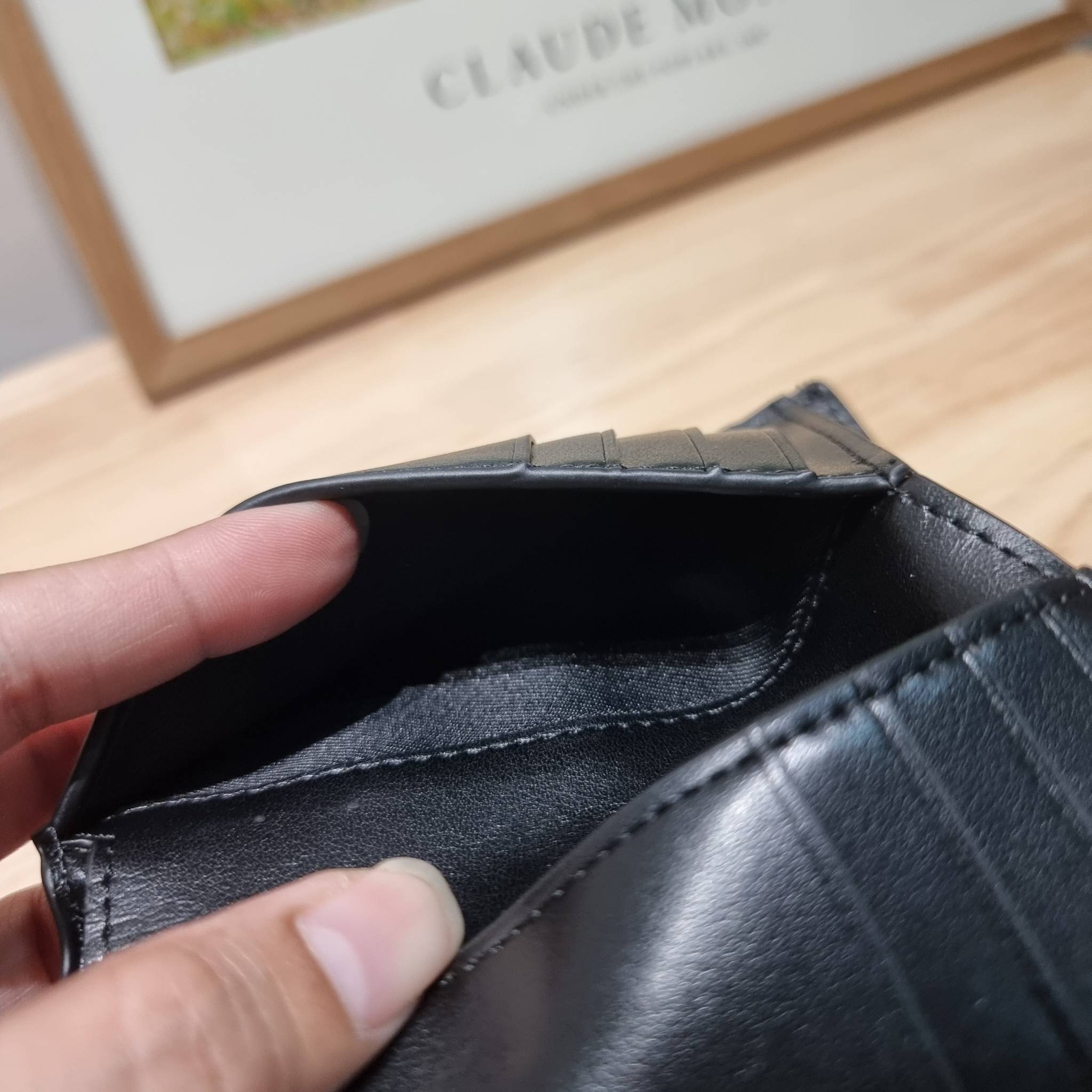 TORY BURCH KIRA MIXED MATERIALS MEDIUM FLAP WALLET กระเป๋าสตางค์ใบกลาง รุ่นยอดนิยม ดูหรูหรา ดูแพง ดีไซน์คลาสสิค ขนาดกำลังพอเหมาะ