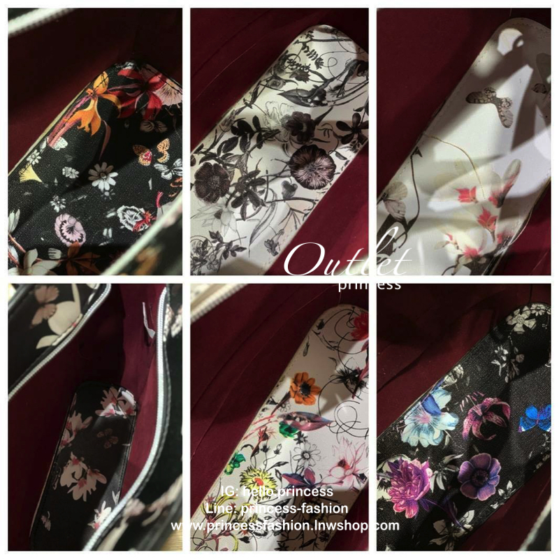GUESS Women's Medium Floral Tote Bag กระเป๋าถือ คล้องไหล่หรือสะพาย ขนาดกลาง วัสดุหนังpu ลายดอกไม้ชนิดต่างๆรอบใบ เปิดปิดใช้งานด้วยซิปเดียวด้านบน ภายในมีกว้างใส่กระเป๋าสตาวค์ยาว มินิไอแพคได้ หูจับและสายสะพายปรับระดับได้ มาพร้อมกุญแจโลโก้guess สวยน่ารัก