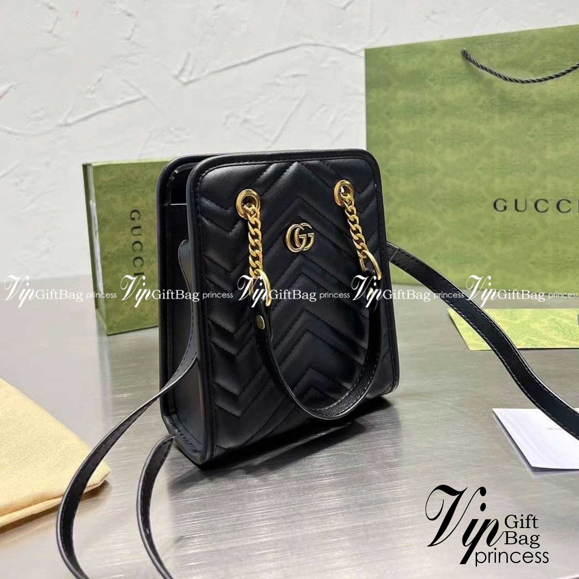 Gucci GG Marmont Matelasse Mini Bag / Gucci mini tote with chain bag กระเป๋าทรงโท้ทมินิ พร้อมสายสะพายโซ่ รองบ่าเป็นหนัง ถือได้ สะพายได้พร้อมสายยาวหนัง ภายในโล่งกว้าง จุของได้เยอะ ภาพถ่ายจากงานขายจริง ใช้งานต่างประเทศได้