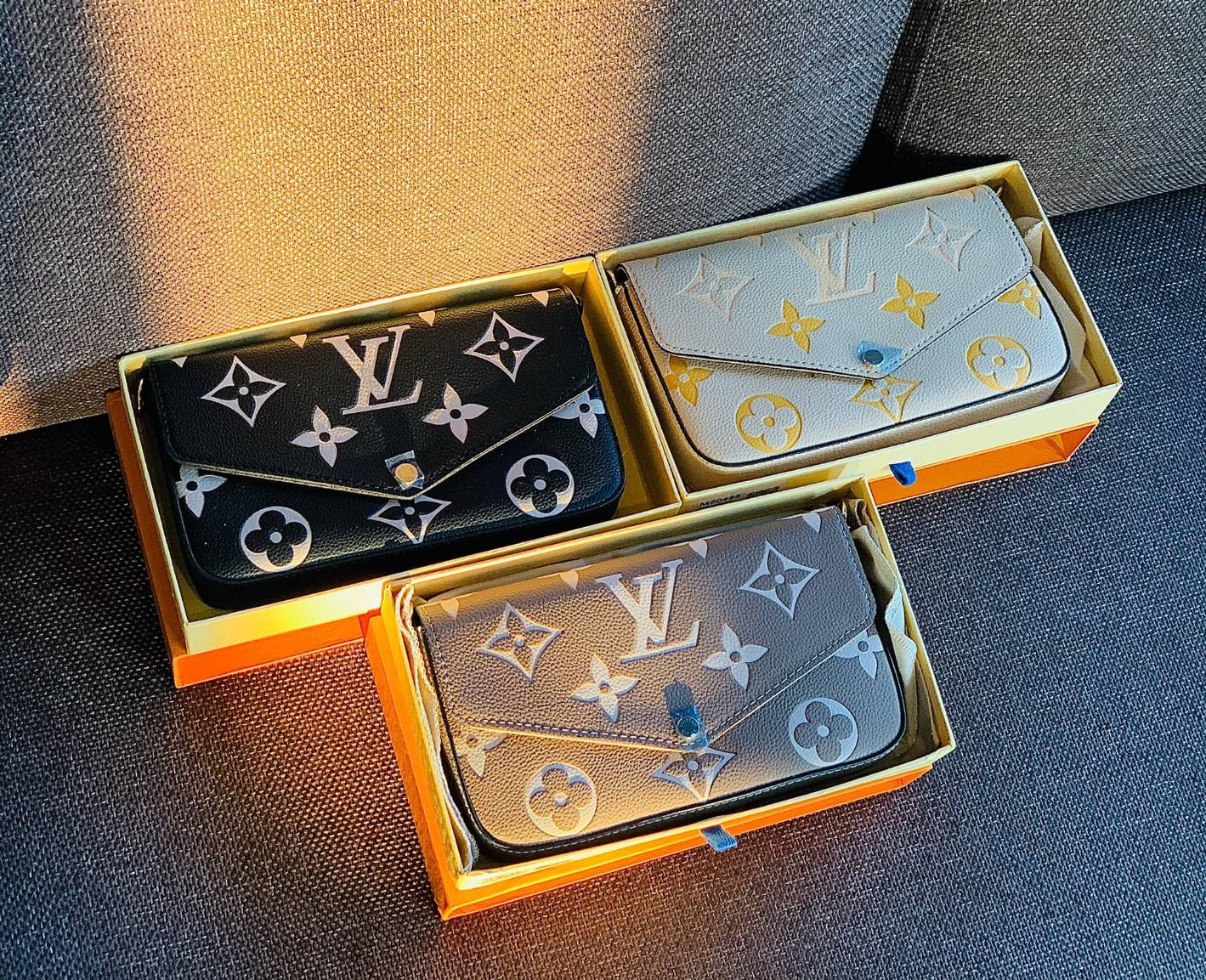 VIP 】Louis Vuitton Pochette Felicie ใบจริงหนังสวยมากๆค่า! ✔️กระเป๋าแบบคลัท มีสายสะพายโซ่มาให้ด้วยค่ะ ✔️หนังแกะสังเคราะห์อย่างดี ลายหนังสวย ปั้มลายแบรนด์ทั้งใบ ✔️รุ่นนี้มาพร้อมกระเป๋าเล็ก สำหรับใส่บัตรได้1ใบ//ใส่ธนบัตรแบบมีซิปรูดอีก1ใบ