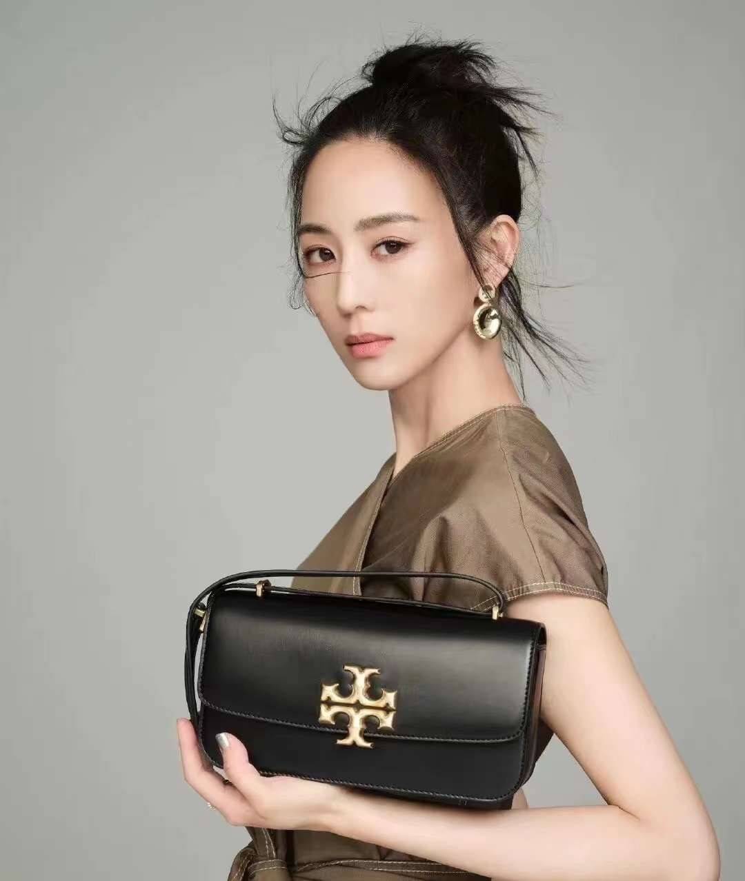 TORY BURCH ELEANOR CONVERTIBLE SHOULDER BAG ((89644)) รุ่นใหม่ สวยตามคนดังเซเลบกันเลยค่า! พร้อมส่ง ห้ามพลาดก่อนหมด ต้องมีติดตัวสักใบค่า กระเป๋าหิ้ว//คล้องไหล่ หรือสะพายข้างได้ หนังแท้เรียบ ผิวลื่น หรูมากๆสำหรับรุ่นนี้ เปิด-ปิดกระเป๋าแบบแม่เหล็กโลโก้แบรนด์