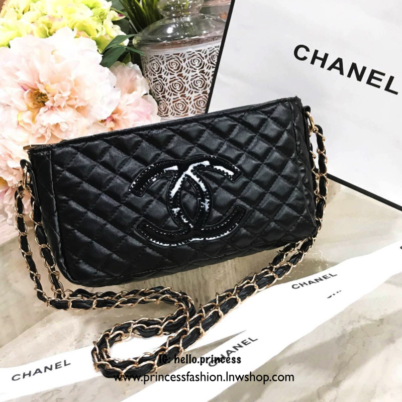 NEW ARRIVAL! Chanel Clutch Bag With Chain VIP Gift With Purchase (GWP) กระเป๋าสะพายพรีเมี่ยมกิ้ฟของแท้จาก Chanel Perfume Counter รุ่น Limited Edition วัสดุหนังลายตารางทรงเหลี่ยมเปิดปิดด้วยซิปแบรนด์อะไหล่ทอง ขนาดกำลังดี น้ำหนักเบา ภายในโล่ง ซับในลายเเบรนด์
